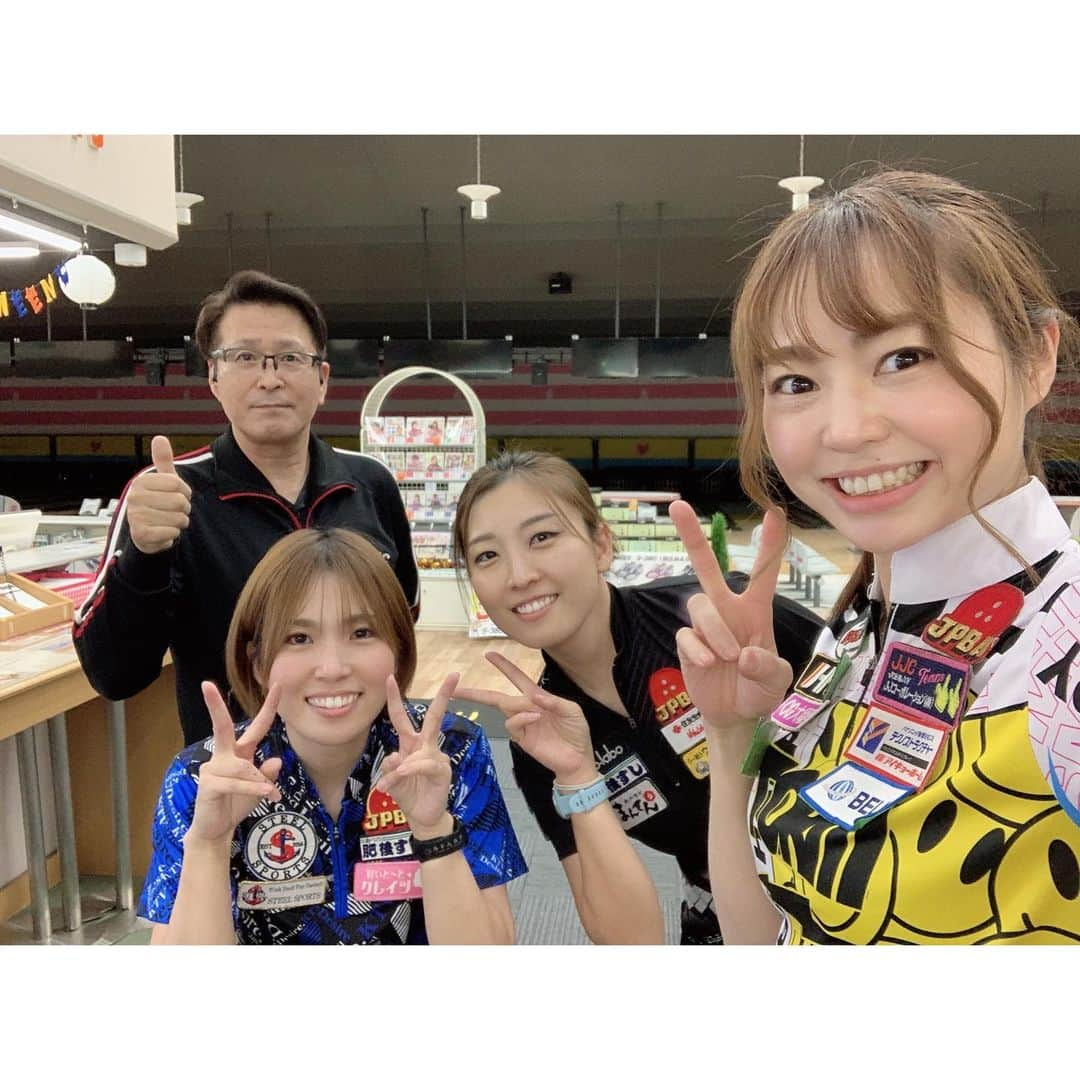 浅田梨奈のインスタグラム：「ミスズボウル様🌟 今回は小林あゆみプロ、小林よしみプロと3人で伺わせて頂きました🙋‍♀️沢山笑いました😝 ご参加頂いた皆さまありがとうございました💕  2枚目はポンコツ両手投げの謎のフィニッシュです😂 そして今回も沢山ふりかけ諸々頂きました✨  試合が続いておりますので、体調管理の為にもプロボウラーはマスクをして投球させて頂きました😷 写真はお客様がお帰りになって後の閉店後に写真の時だけ外させて頂きました📸 #ボウリング #bowling #プロボウラー #浅田梨奈 #ミスズボウル 様 #両手投げトライ #前回7月は奇跡のストライク #今回は謎フィニッシュで9本 #ふりかけいっぱい #ありがとうございます」