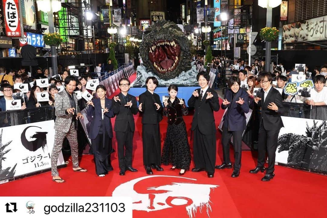 山田裕貴さんのインスタグラム写真 - (山田裕貴Instagram)「本当にすごいです。 たぶんゴジラを見守る映画は 今まであったかと思いますが  体感する  という次元まで感じるのは 初めてかと思います ゴジラ映画＝怪獣映画じゃなく 過去を見つめ 現代に向けた 生きる人たちへの映画になっています  ぜひ、劇場へ  １１月３日公開  @godzilla231103  ・・・ . 本日は『ゴジラ-1.0』ワールドプレミア レッドカーペットイベントでした。  #11月3日公開 まで 残りわずか。  令和初、そして #ゴジラ 70周年記念作品となる本作の公開を 楽しみにお待ちください。  #神木隆之介 #浜辺美波  #山田裕貴 #青木崇高 #吉岡秀隆  #安藤サクラ #佐々木蔵之介  #山崎貴 #ゴジラマイナスワン #Godzilla  @minami_hamabe.official  @00_yuki_y  @munetaka_aoki_official  @sakuraando」10月18日 21時42分 - 00_yuki_y