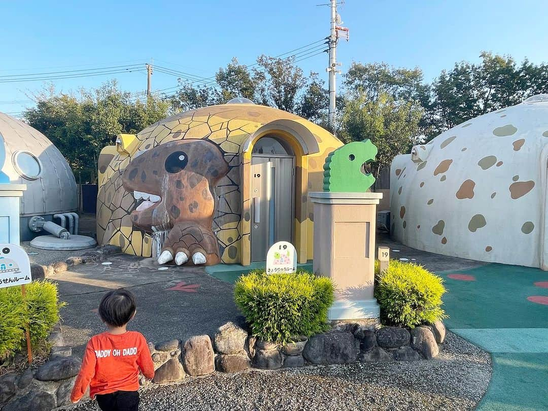 岩崎弘志のインスタグラム：「. 少し遅めの夏休みで、熊本に来ています🚗☀️  阿蘇ファームヴィレッジは子供がいなければ来ること がなかったかも🎶  童心に帰りながら子供との時間を楽しく過ごして います☺️✨  何気ない一言で感じる言葉の成長や、怖がりながらも ウサギやビーバーに餌やりをする姿に微笑ましさを 感じます🐰🦫🥕  関係各所の皆さんにはご迷惑をおかけしますが、 もう少しお休みを満喫させて頂きます🙇🏻‍♂️‼︎  パワーアップしてまた鹿児島に帰ってきますね🤩🎶  #阿蘇ファームランド #阿蘇ファームランドふれあい動物王国 #阿蘇ファームヴィレッジ #阿蘇観光 #阿蘇ドライブ #阿蘇ランチ #阿蘇グルメ #熊本グルメ #熊本ランチ #熊本観光 #熊本ディナー #熊本旅行 #熊本ドライブ #家族で #家族旅行 #3歳息子 #子連れ旅行 #子連れお出かけ #子連れスポット #子連れおでかけ #3歳10ヶ月 #幼稚園児 #幼稚園年少 #年少さん #子供とお出かけ部  #こどもとの時間 #子供とお出かけ #アナウンサー #ラジオパーソナリティ #岩﨑弘志」