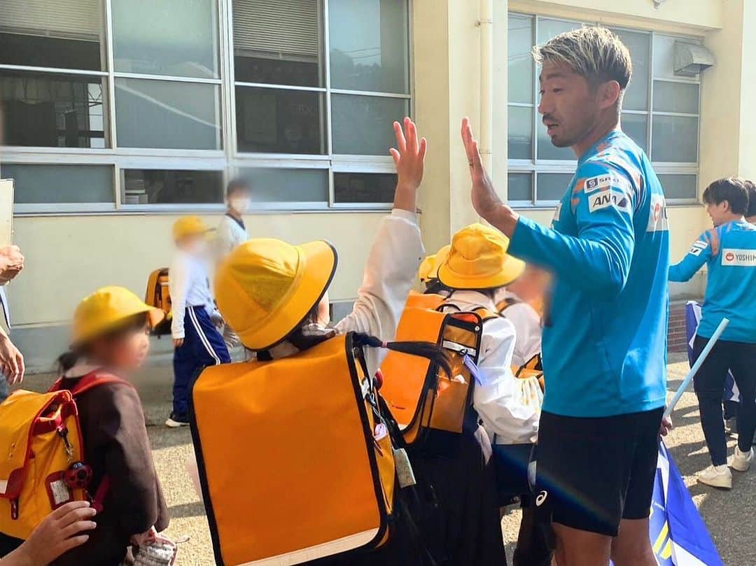 櫻内渚のインスタグラム：「あいさつ運動＆みまもる運動 今日は波方小学校。 安全に帰りましょう😁  #fc今治 #突き進め光射す方へ #波方小学校 #次はどこの学校かな」