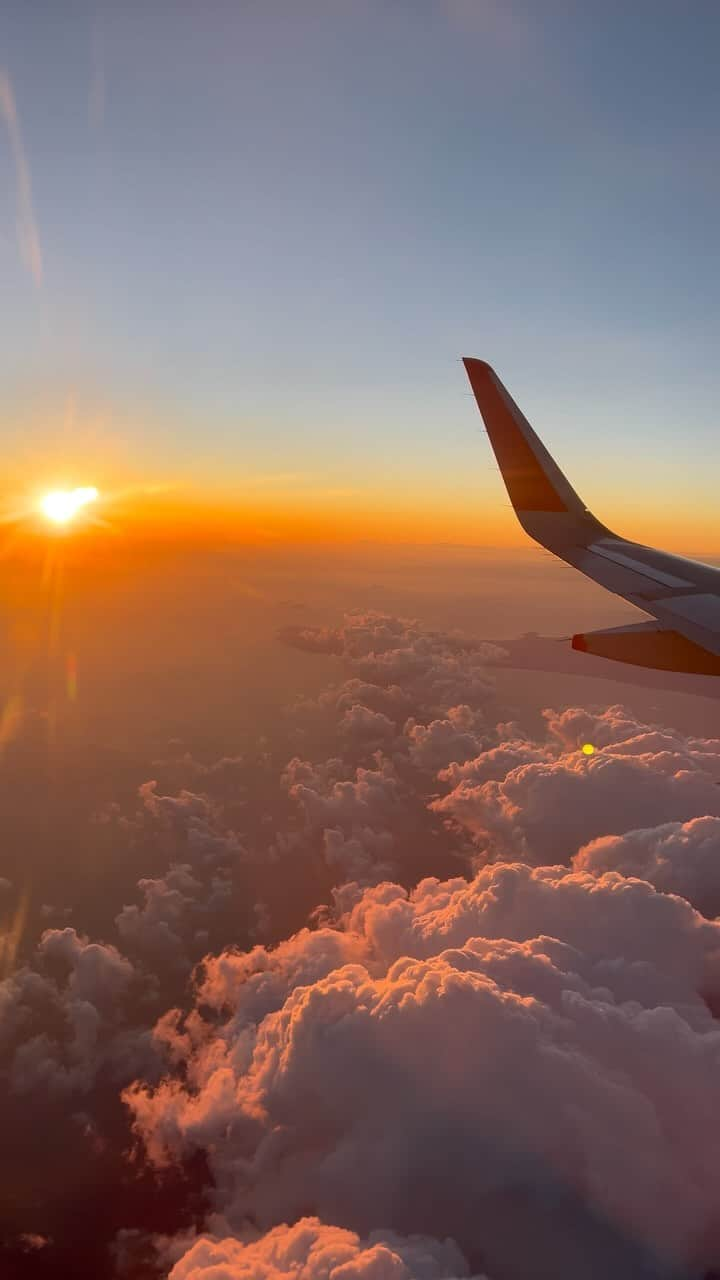 里菜のインスタグラム：「• 空からの贈りもの🌅 みんなはどんな空が好きですか?」