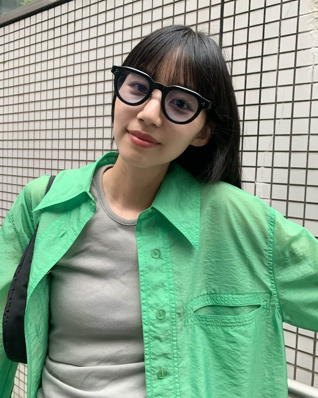 Shiho Sasakiのインスタグラム：「🐸🙃  #outfit_shiho  #ファッション #コーディネート #今日のコーデ #今日のファッション #大人カジュアル #モードカジュアル #黒髪ロング #シャツコーデ」