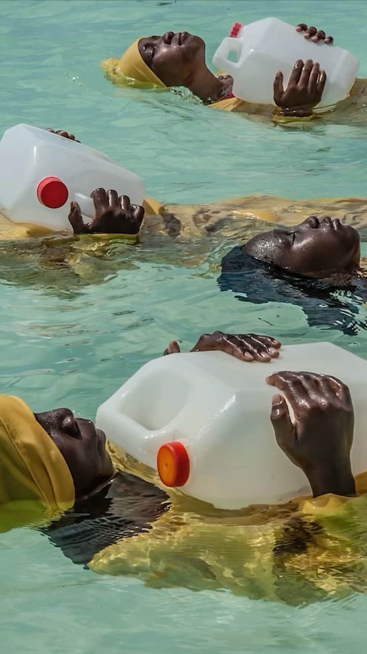 Magnum Photosのインスタグラム：「“When you teach a woman to swim, she teaches her whole community.” - Anna Boyiazis (@annaboyiazis)  Traditionally, girls in the Zanzibar Archipelago have been discouraged from learning how to swim, largely due to the absence of modest swimwear. But in villages on the northern tip of Zanzibar, the Panje Project (panje translates as ‘big fish’) is providing opportunities for local women and girls to learn swimming skills in full-length swimsuits, so that they can enter the water without compromising their cultural or religious beliefs.  ‘Finding Freedom in the Water’ by Anna Boyiazis was awarded in the 2018 World Press Photo Contest, and is included in the ‘Written by Light’ Square Print Sale in collaboration with @magnumphotos. In this image, students from the Kijini Primary School learn to swim and perform rescues, in the Indian Ocean, off Muyuni Beach, Zanzibar on 25 October 2016.  – For one week only, a selection of photographs by World Press Photo Contest winners and Magnum photographers and estates are available to purchase as signed or estate-stamped 6x6” prints priced at $110+tax/£110/€120.  🔗 The sale is one week only and closes on Sunday 22 October, at midnight EDT. Find out more information through the link in the bio.」