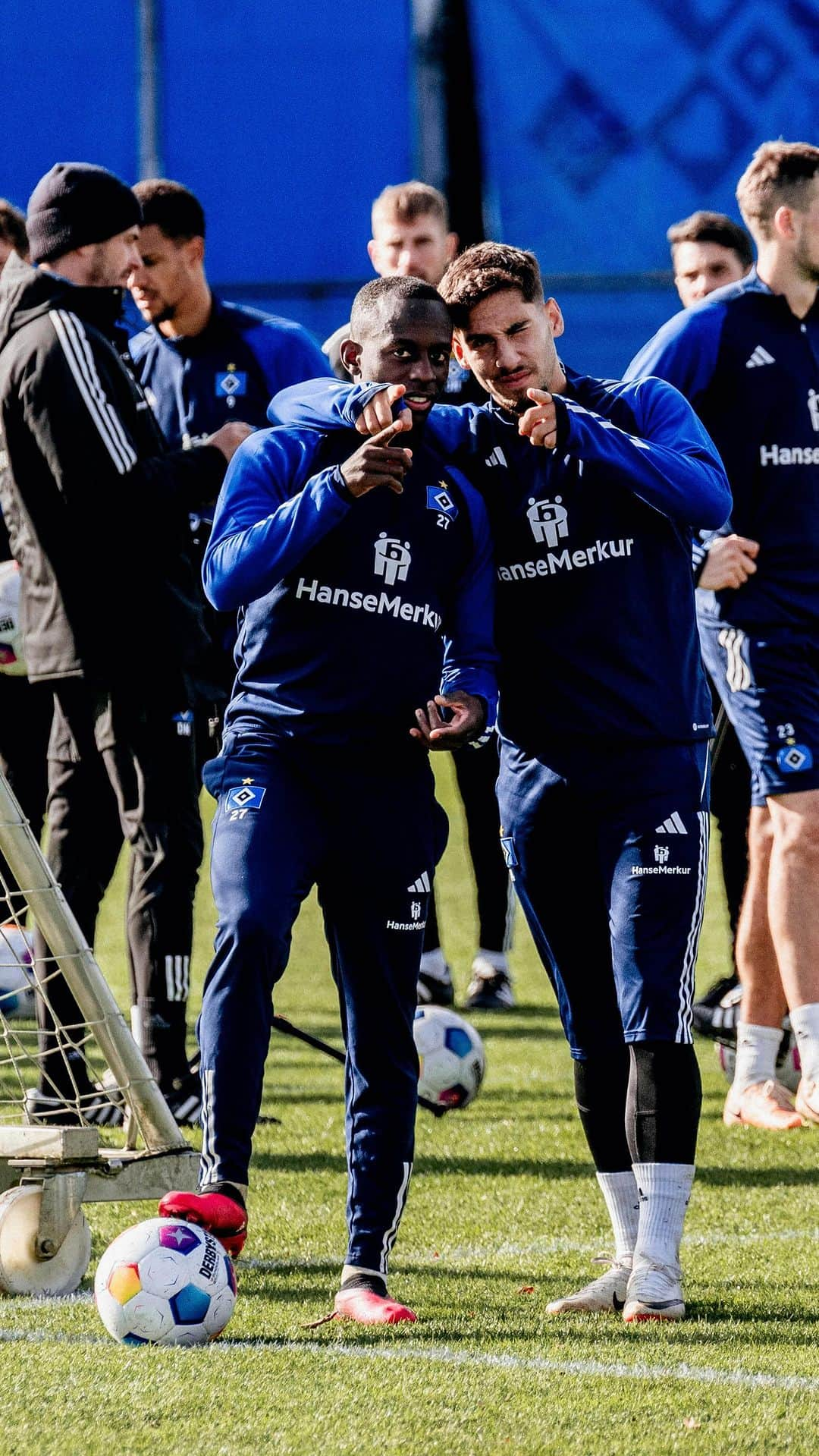 ハンブルガーSVのインスタグラム：「Ein bisschen Spaß muss sein! 😄🔷  @deutscherturnerbund wir haben da zwei Talente für euch. 🤓  #nurderHSV #Training」