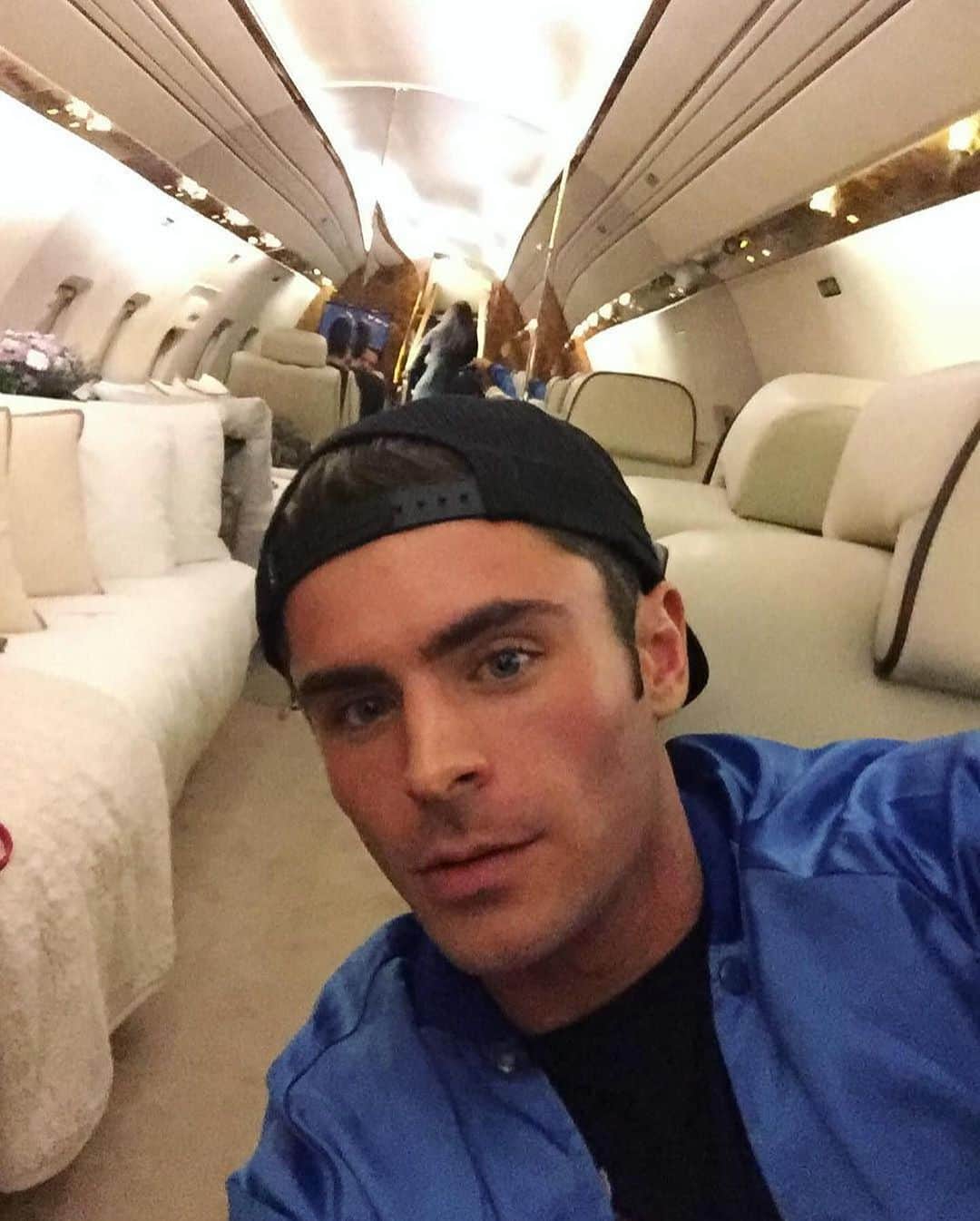 Cosmopolitanのインスタグラム：「Happy 36th (!!) birthday to Zac Efron 🏀🔥✨  #rg @zacefron」