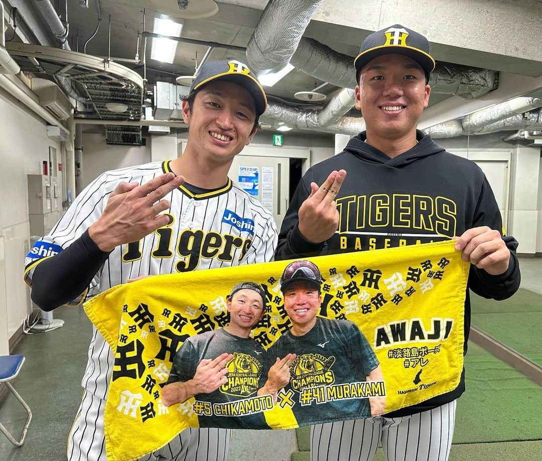 阪神タイガースさんのインスタグラム写真 - (阪神タイガースInstagram)「念願の初めてのお立ち台共演を果たした、近本選手と村上選手の淡路島コンビ！ #近本光司 選手 #村上頌樹 選手 #淡路島コンビ #淡路島ポーズ  #阪神タイガース #JERAクライマックスシリーズセ #さぁいこう日シリへ #ARE」10月18日 21時50分 - hanshintigers_official