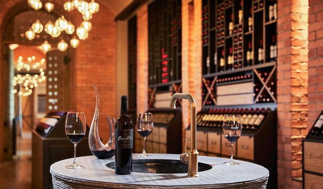 アーニー・エルスのインスタグラム：「Visit the impressive Vinothèque @ernieelswines to explore the finest vintages in our award-winning portfolio of wines. Stay and enjoy lunch in the vineyard’s restaurant too. #southafrica #tourism #wine #visitstellenbosch」