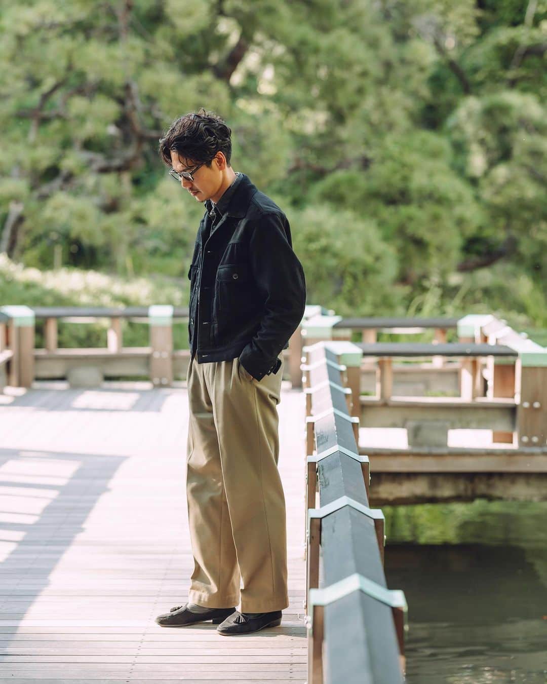Shuhei Nishiguchiさんのインスタグラム写真 - (Shuhei NishiguchiInstagram)「"Simplicity Autumn"⬅︎⬅︎⬅︎swipe left Ph. @shige_mot0   オフィスワークの本日はリラックスしたシンプルな装いで。 カジュアルでも少しドレスアップするそんなスタイリングが大人っぽくて好きだ。  Tap for Brands ・ ITEM Jacket： @milaschon.milano  Shirt： @doublerl  Necker chief： vintage Trousers： @tangent.clothing_official  Shoes： @baudoinlange  Eyewear： @oliverpeoples  Jewerly： @hermes @bunneyofficial   ・ #beamsf #milaschönmilano #jacketstyle #classicmenswear #gentlemen #follow #pr #influence #bestoftheday #vintagewear #spezzatura #outfitmen」10月18日 21時52分 - shuhei_nishiguchi
