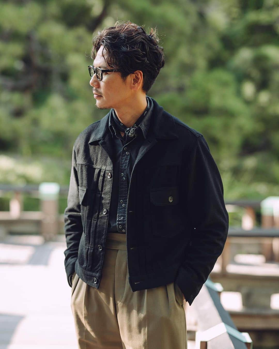 Shuhei Nishiguchiさんのインスタグラム写真 - (Shuhei NishiguchiInstagram)「"Simplicity Autumn"⬅︎⬅︎⬅︎swipe left Ph. @shige_mot0   オフィスワークの本日はリラックスしたシンプルな装いで。 カジュアルでも少しドレスアップするそんなスタイリングが大人っぽくて好きだ。  Tap for Brands ・ ITEM Jacket： @milaschon.milano  Shirt： @doublerl  Necker chief： vintage Trousers： @tangent.clothing_official  Shoes： @baudoinlange  Eyewear： @oliverpeoples  Jewerly： @hermes @bunneyofficial   ・ #beamsf #milaschönmilano #jacketstyle #classicmenswear #gentlemen #follow #pr #influence #bestoftheday #vintagewear #spezzatura #outfitmen」10月18日 21時52分 - shuhei_nishiguchi