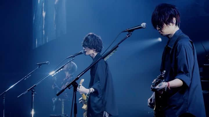 BUMP OF CHICKENのインスタグラム：「【LIVE VIDEO更新情報】 オフィシャルアプリ「be there」のMOVIEに2017-2018年に開催しました「BUMP OF CHICKEN TOUR 2017-2018 PATHFINDER」から「メロディーフラッグ」のライブ映像を公開しました。是非ご覧ください！（このライブ映像はbe there more限定のコンテンツになります） https://www.bumpofchicken.com/contents/videos/MOVIE  #メロディーフラッグ」