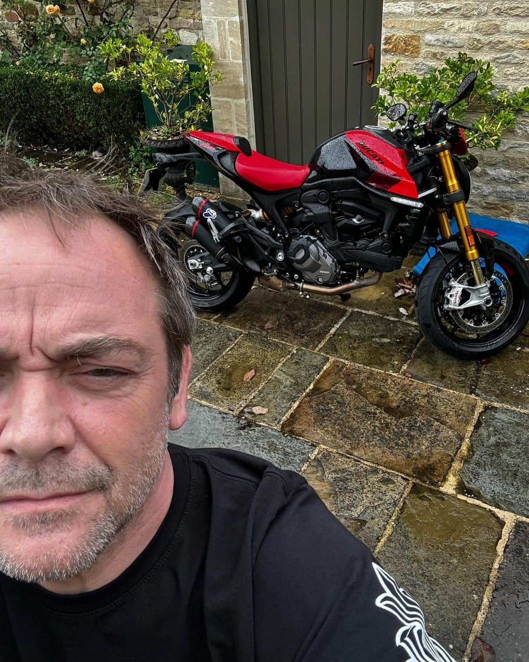 マーク・シェパードのインスタグラム：「As you may know, I have a few @ducati bikes! My friends @ducatiuk lent me this marvelous new Monster SP. I’ve only driven the 2000’s models and the difference is extraordinary. The handling and power delivery are superb, especially in the “faster” modes. The SP’s upgraded suspension setup, electronics, quickshifter and new tires make even the wettest Cotswolds B roads a joy.」