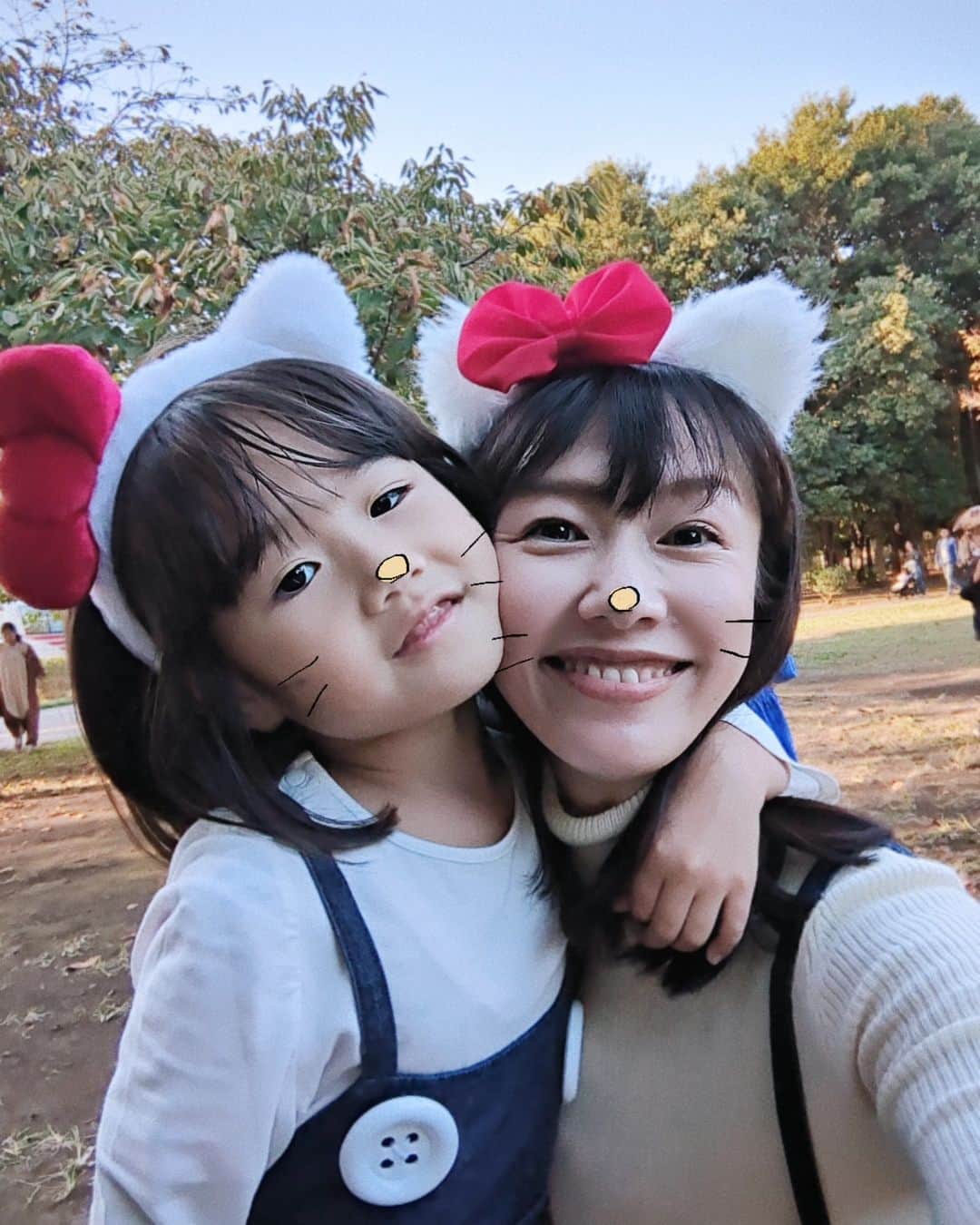 のインスタグラム：「そして本日は、幼稚園のハロウィンイベント🎃こちらも参加できてよかった☺今年はキティちゃん(=^・^=)お家にある服で、胸元のボタンとしっぽは手作りして縫い付けてヽ(=´▽`=)ﾉ✨キティちゃんのお耳、母のは手作りです（笑）今年もエコ仮装でした♡高速で走り回るキティちゃんに母は、ヘトヘトです（笑）#ハロウィン #仮装 #ハロウィン仮装 #キティちゃん #手作り #エコ #サトルジャパン #モデル #ママモデル #吉村美樹 #ハローキティ #ねこ好き #🐱」