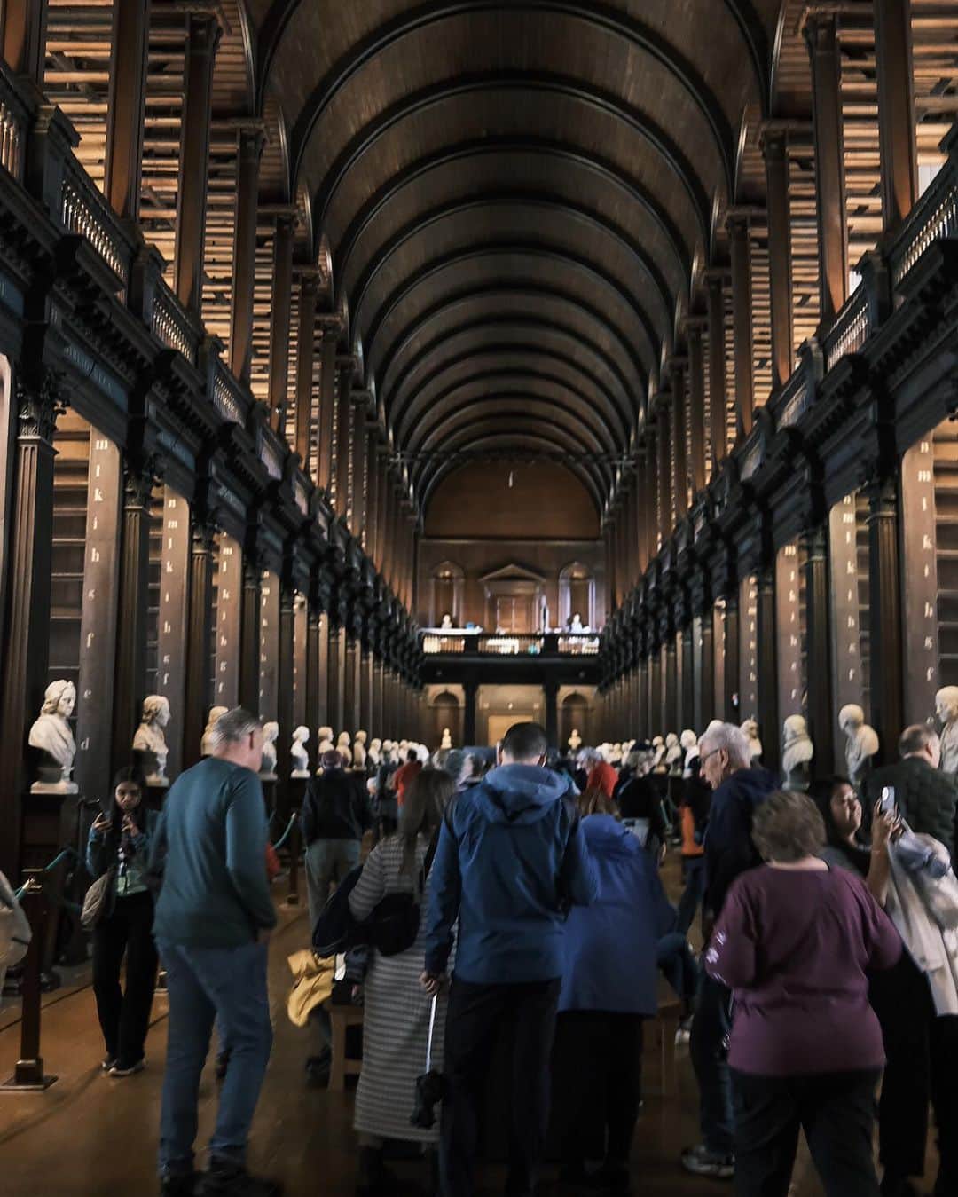 郭圈圈さんのインスタグラム写真 - (郭圈圈Instagram)「🇮🇪都柏林景點不多，這個算必去！ #聖三一學院  是歐洲最美的圖書館之一🤎也是哈利波特拍攝的取景地～ 前面會搭配一個不是太有趣的凱爾之書導覽（Book of Kells) , 圖書館沒有想像中的大，而且我們去的時候，很多書架都是空的（在整修之類的？）這樣參觀一個人票價要$600多台幣🫣但⋯圖書館是真的蠻美～只是有點可惜也不能上二樓看～ - 參觀後去Costa喝杯咖啡～（懷念一下英國的味道，但我人在愛爾蘭欸，他們看得懂中文的話應該會氣死）再去代購😆結束後去吃wagamama (我在英國竟然沒吃過耶 還蠻好吃的😋） - 很隨意的流水帳日記😆 #lea_outfits @marule.official ✨ 洋裝斷貨了💔 . . . .  . #歐洲穿搭. #圈圈去愛爾蘭 #圈圈去都柏林 #lea_europe #leaindublin #ootd #cafe #irelandtravel #dublintrip #dublincity #dublinireland#fujifilmx100v #愛爾蘭 #富士相機 #三一書院 #trinitycollege #trinitycollegedublin #library #universityofdublin」10月18日 21時54分 - helloiamlea