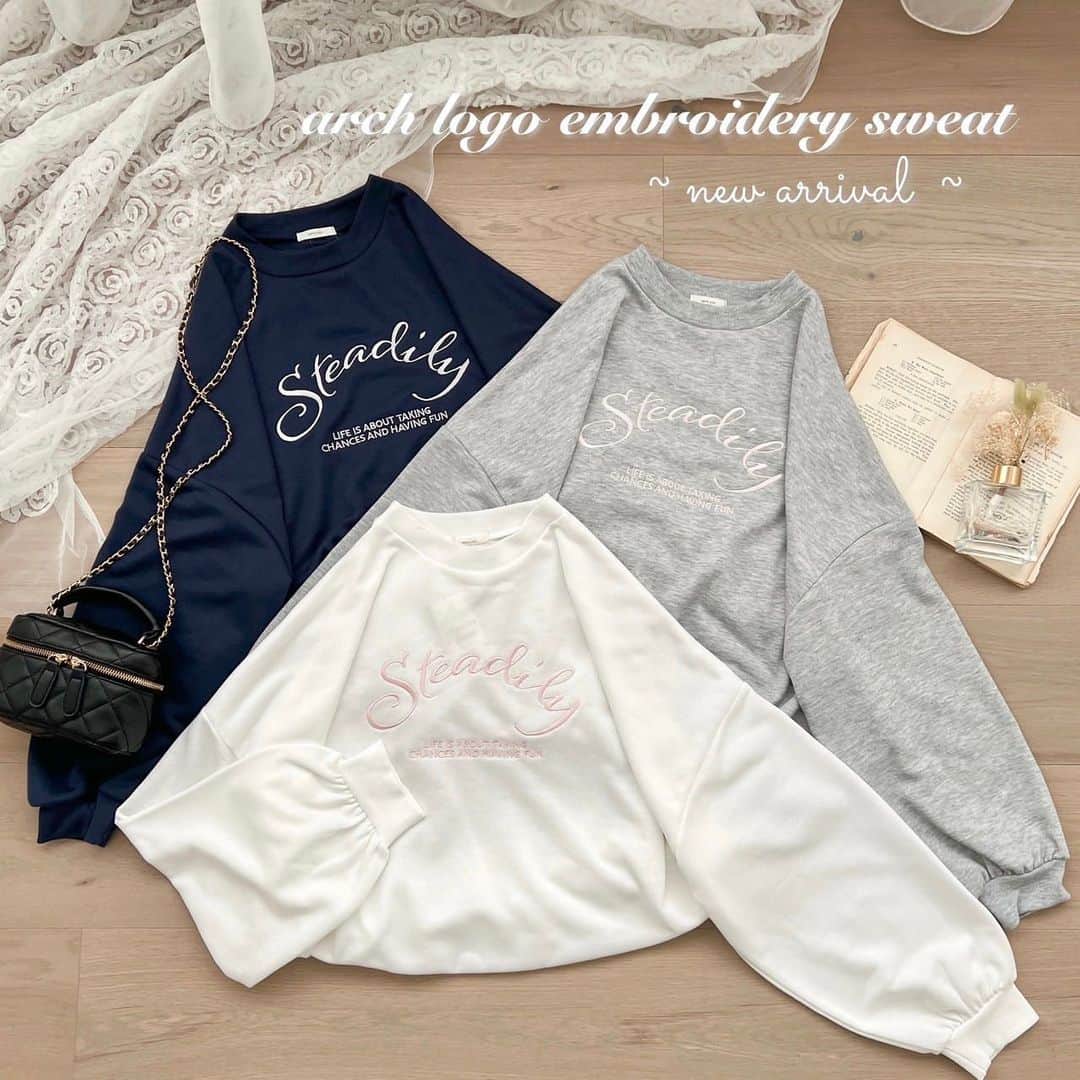 apres jour(アプレジュール) のインスタグラム：「【new arrival🎀】10/19(thu) 21:00〜 ⁡ ◆アーチロゴ刺繍入りのデザイン性あるスウェットが登場 ⁡ アーチロゴ刺繍が入ったデザイン性のあるスウェット。 モチっとした着心地とお袖のゆとりがフェミニン要素の高いデザインとなっています。 ⁡ 字体を組み合わせることで1枚でお洒落見えするスウェットです。 ⁡ 首元や手元からインナーをみせるスタイリングや、 ボトムにすっきりとしたインしたスタイルも可能です◎ ⁡ ⁡ #アーチロゴ刺繍スウェット 商品番号🔎985138 サイズ…F/XL ¥3,995(taxin) ⁡ ⁡ こちらの画像はインスタ用に加工しておりますので、カラーの雰囲気が実際の商品と異なる場合がございます。 商品ページにてカラーのご確認をお願い致します。 ⁡ #ZOZOでしか買えない #アプレジュール #アプレ部」