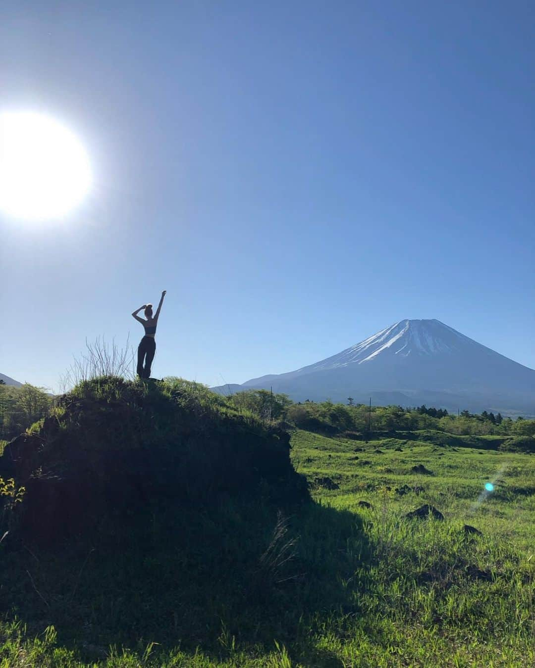 MARISのインスタグラム：「Got power from Mt.Fuji!! 🗻Need nature when you live in the middle of the city #Tokyo 🗼#naturelovers 🩵  You can’t really see them but I’m wearing @maisonmargiela from @fwrd 🩵 #fwrd #ルックフォワード #fwrdambassador #PR」