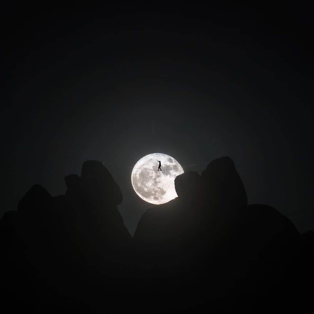 クリス・バーカードのインスタグラム：「Since the moon usually carves an elliptical path around  the earth, we are occasionally gifted with a few nights every year where it appears larger than normal. Even though it’s actually the same size, it’s just a little closer and feels pretty dramatic… also known as a super moon. In late 2016 I had heard that another one was coming in conjunction with a clear night, so I called my friend @garrison_rowland and we decided to set up a high line on the Hall of Horrors formation in Joshua Tree to best show the scale of the moon with prominent features. The night turned out to be a success and this shot continues to be on of my favorites from that year.」