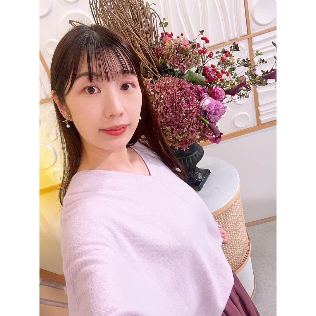 小林美沙希さんのインスタグラム写真 - (小林美沙希Instagram)「． ピンクのニットと スタジオのお花、 なんとなく色合いが 似ていました〜💓 ． #沖縄#Okinawa #沖縄テレビ#ニュース #アナウンサー#小林美沙希 #アナウンサーコーデ #アナウンサー衣装#衣装 #ファッション#fashion #衣装協力」10月18日 21時59分 - otv_kobamisa