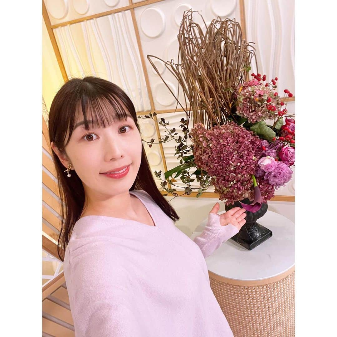 小林美沙希さんのインスタグラム写真 - (小林美沙希Instagram)「． ピンクのニットと スタジオのお花、 なんとなく色合いが 似ていました〜💓 ． #沖縄#Okinawa #沖縄テレビ#ニュース #アナウンサー#小林美沙希 #アナウンサーコーデ #アナウンサー衣装#衣装 #ファッション#fashion #衣装協力」10月18日 21時59分 - otv_kobamisa