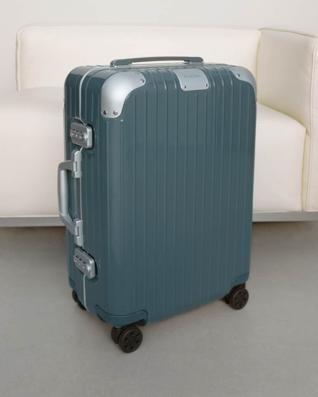 リモワのインスタグラム：「A perfectly engineered combination of aluminium and polycarbonate — the RIMOWA Hybrid Cabin in Steel Blue.   #RIMOWA #RIMOWAhybrid」