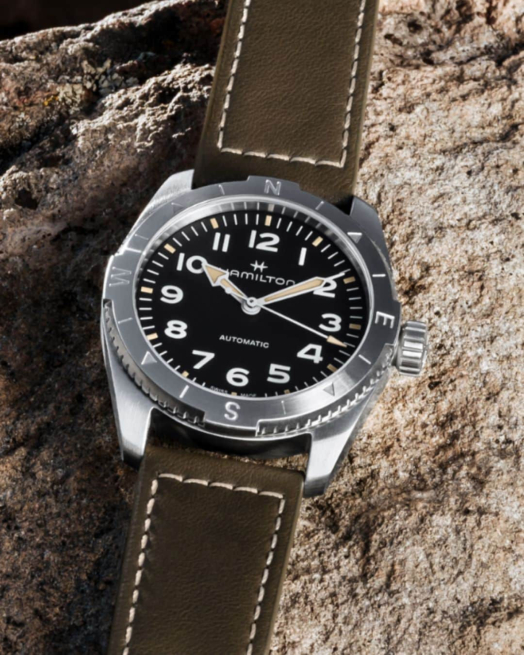 Hamilton Watchさんのインスタグラム写真 - (Hamilton WatchInstagram)「Available in four versions of each case size, the new Khaki Field Expedition is fitted with the choice of a leather strap or a stainless steel bracelet. Designed to help you navigate even the most remote destinations, it's the perfect companion for the great outdoors and urban jungles alike.  #hamiltonwatch #stepoutside #expedition #new #adventureawaits」10月18日 22時00分 - hamiltonwatch