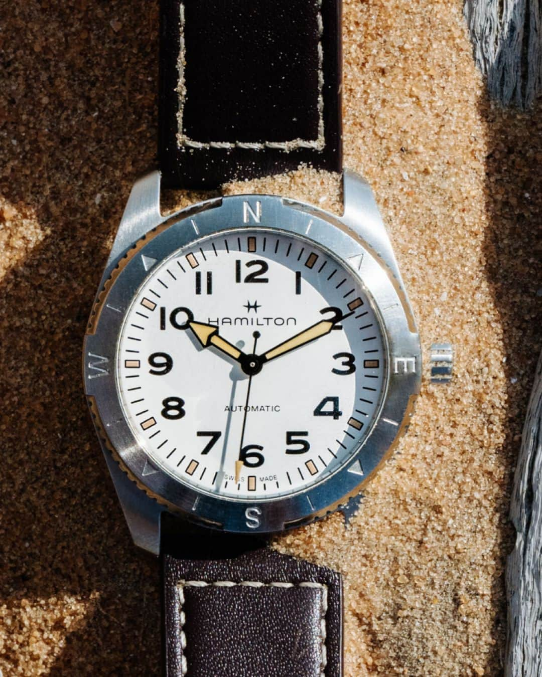 Hamilton Watchさんのインスタグラム写真 - (Hamilton WatchInstagram)「Available in four versions of each case size, the new Khaki Field Expedition is fitted with the choice of a leather strap or a stainless steel bracelet. Designed to help you navigate even the most remote destinations, it's the perfect companion for the great outdoors and urban jungles alike.  #hamiltonwatch #stepoutside #expedition #new #adventureawaits」10月18日 22時00分 - hamiltonwatch