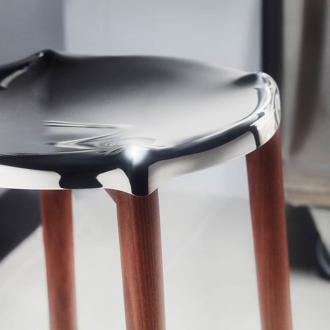 アレッシィのインスタグラム：「For Alberto Alessi, the Poêle Collection  is a celebration of a century working with metal  and more than 30 years collaborating with  Philippe Starck, a creator he considers to be a prodigious visionary, capable of bringing  poetry into the world of industrial manufacture. ⁣ ⁣ Photo by @pietro_cocco @bordel_studio」