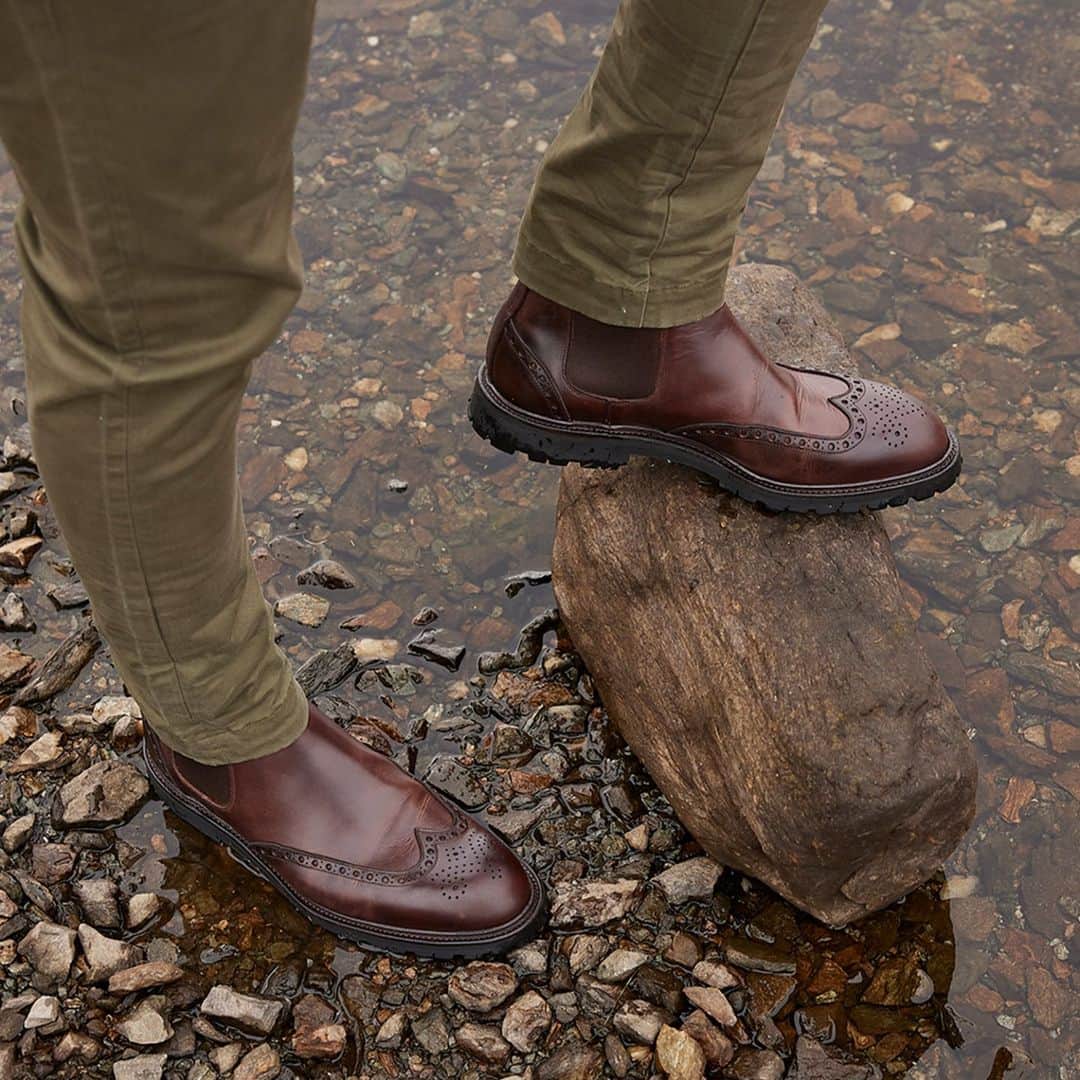 クロケット&ジョーンズのインスタグラム：「Hurricane Hide is a ‘pull-up’ or ‘oily pull-up’ leather. Dyed and tanned with oils, impregnating the entirety of the hide, a concoction that not only produce a highly water-resistant material, it also create its classic ‘pull-up’ characteristics. They can be manipulated around the leather, creating lighter and darker areas and thus bringing out its naturally casual appearance.  . #crockettandjones #madetobeworn #aw23」