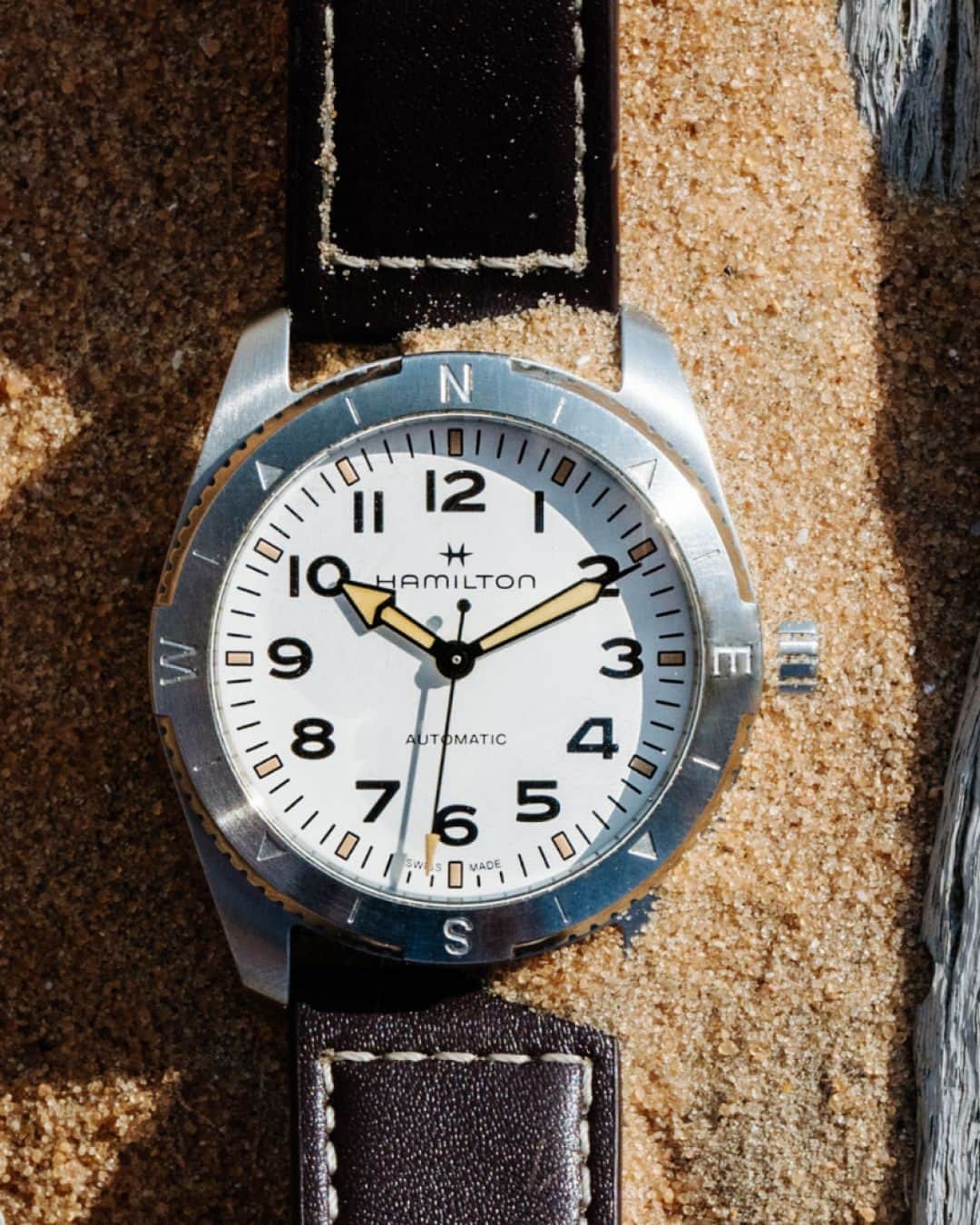 Hamilton Watchのインスタグラム：「Available in four versions of each case size, the new Khaki Field Expedition is fitted with the choice of a leather strap or a stainless steel bracelet. Designed to help you navigate even the most remote destinations, it's the perfect companion for the great outdoors and urban jungles alike.  #hamiltonwatch #stepoutside #expedition #new #adventureawaits」
