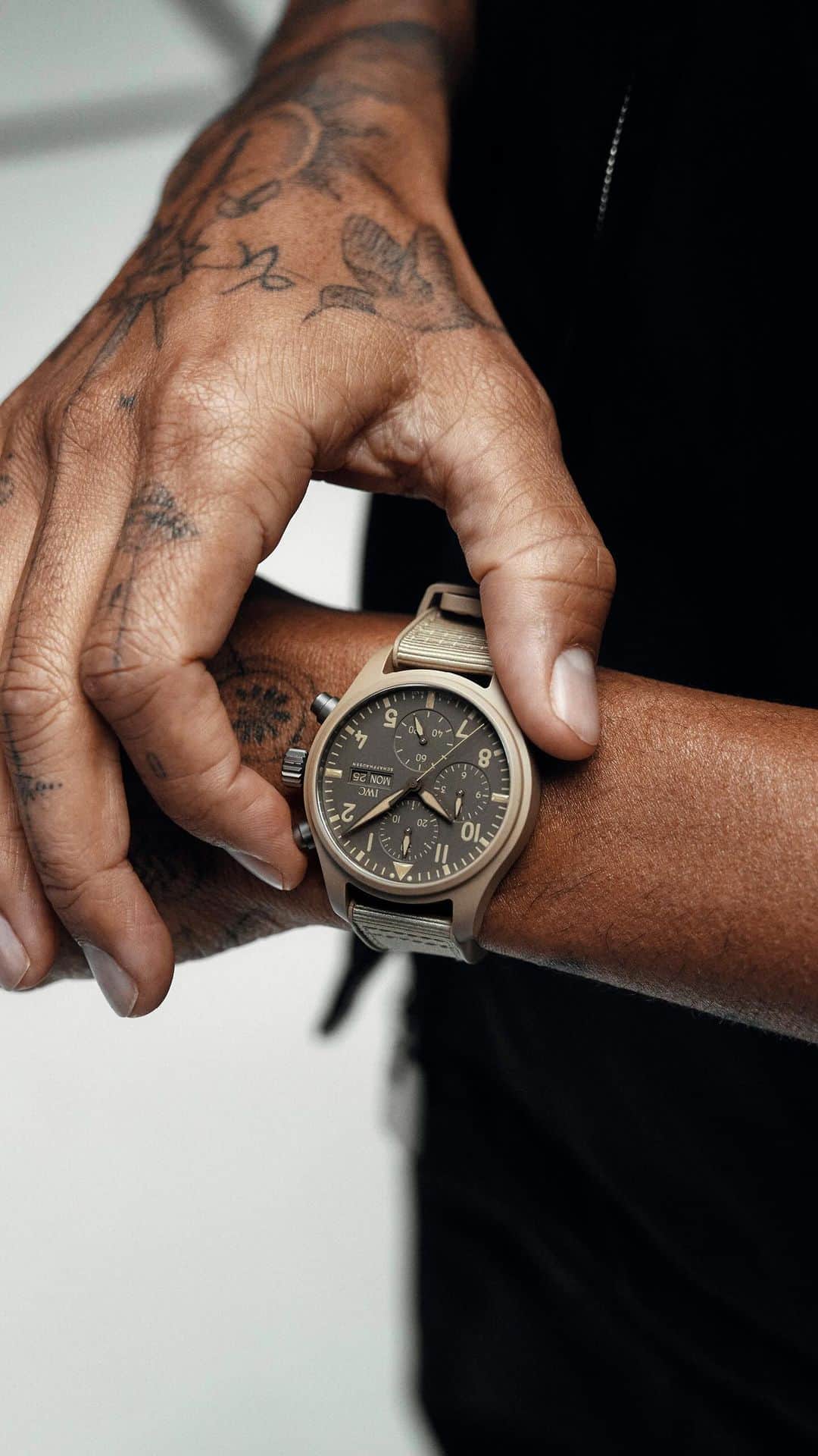 IWCのインスタグラム：「The Pilot’s Watch Chronograph 41 Top Gun Mojave Desert showcases IWC’s extensive know-how in advanced materials and case engineering. Ceramics are lighter and harder than steel, scratch-resistant and have a velvety surface. These properties make it ideal for use in wristwatches.  #IWCpilot | #TheReference | #IWCtopgun | #IWCmojave | #LewisHamilton  🔗Link in Bio 📸 Ref. IW389402」
