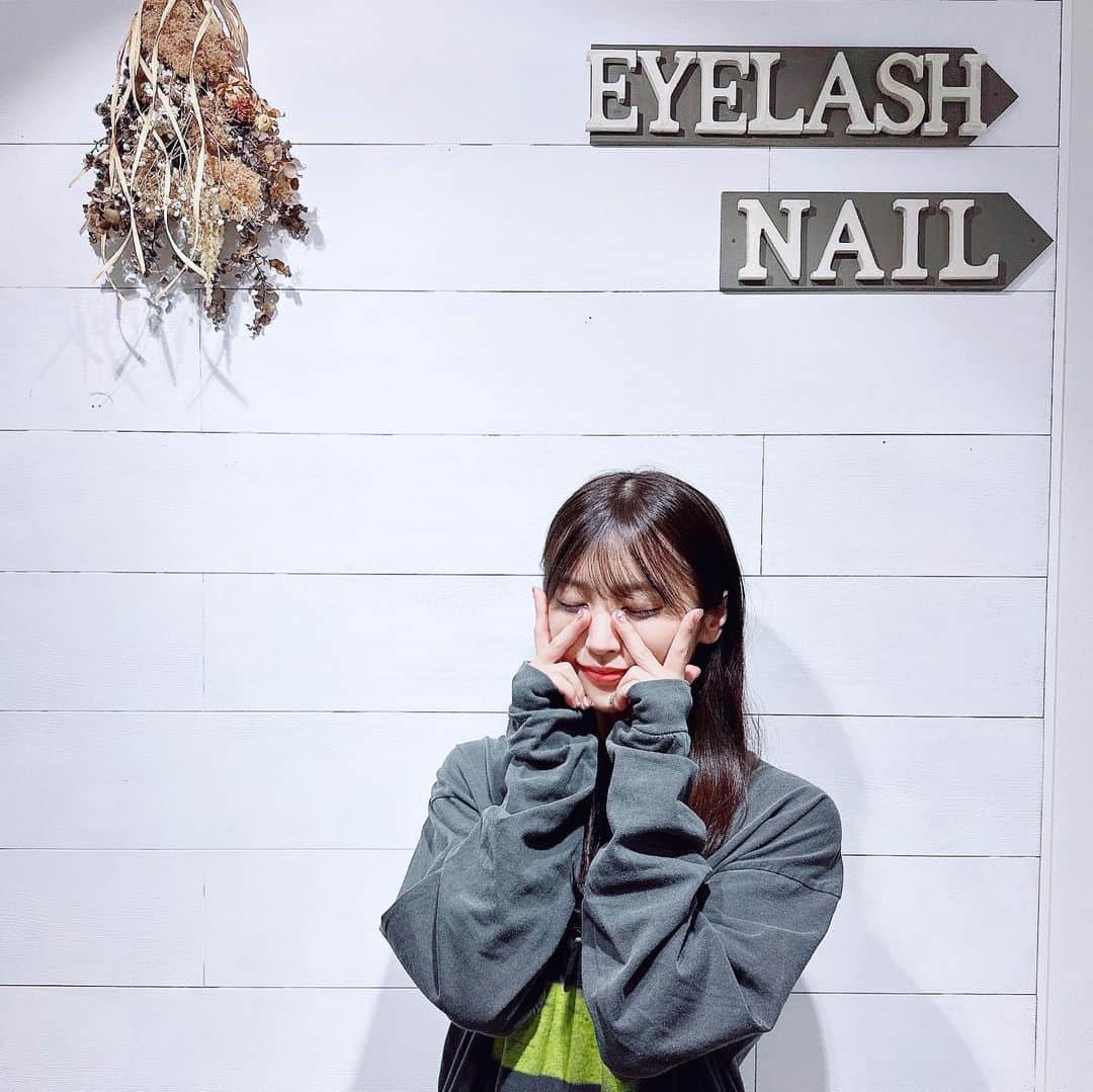 根岸愛さんのインスタグラム写真 - (根岸愛Instagram)「💅🤍💅 . newネイル💕 Lapis新宿店 担当はmanamiさん(@lapis_manami )🥰 マグネットのフレンチに たくさんきらきらを乗せてもらったよ🥺✨ 最近大きいパーツ乗せるの好き🤍 可愛くてずっと見ちゃう❣️ #nail #nails #lapisnail #magnetnails #asymmetrynail  #ネイル #キラキラネイル #マグネットネイル #アシンメトリーネイル #フレンチネイル」10月18日 22時01分 - negishiai927