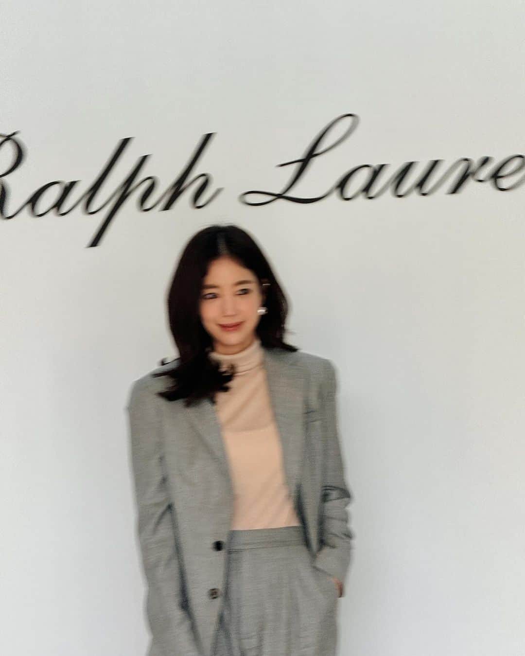 キ・ウンセのインスタグラム：「참 신기한건 오래되어도 변치않고  질리지 않는 것들이 있다. 랄프로렌 홈 을 처음 보았을때 사랑앓이를 시작으로  첫 뉴욕 여행에서도 랄프홈에 눈이 휭휭 돌아 가  몇번이고 구경 하고 또 구경하고 잡지를 보고 또 보았었다. 요즘은 그것과 조금 믹스 한것을 좋아 하지만 그래도 아직도 내 취향은 여전히 랄프와 가까운거 같다. 나중에 꼭 한번은 랄프홈처럼 살아 보는걸로 🙈 나의 로망의 집 랄프로렌홈 의 어 웨이 오브 리빙 #광고 @ralphlaurenhome @ralphlauren  . . #kiootd🌿 #ootd #RLAWayOfLiving  #RalphLaurenHome #RalphLauren」