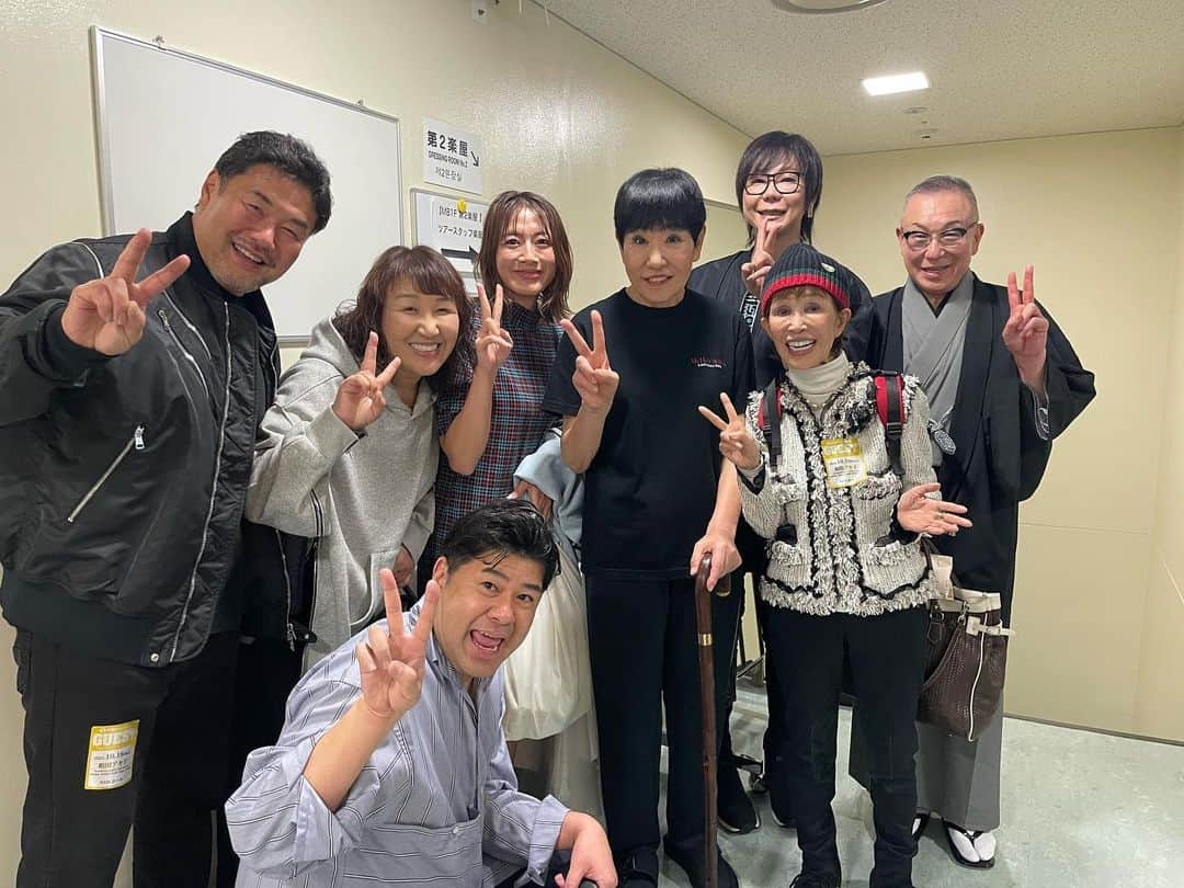 北斗晶さんのインスタグラム写真 - (北斗晶Instagram)「本日、和田アキ子さんの ✨Last Hall Tour ✨初日でNHKホールに仲間内皆んなで行って来ました。  とにかく、とにかく アッコさんがカッコ良かった😍 ど迫力で、大好きな歌も沢山聞けたし🎤 ヒット曲では大盛り上がり、そしてトークも楽しくて… でも、アッコさんが最後に選んだ曲には 😢涙が出ました。周りを見てもかなりの人が涙。  ネタバレになるので言えませんが… これから続くtourで是非、皆さん足を運んでいただきたいです🎤  そして… 私、ロンパールームのお姉さん ✨うつみ宮土理さん✨にもお会いできて感激。  ロンパールームって分かる人いる❓ あの最後に皆んなで飲む飲み物はなんだったんだろう❓ いつもテレビを見ながら飲みたいと思ってたんだ〜😊  本当に演出も凄かったので凄いコンサートでした‼️  アッコさんは膝の手術をし退院してまだ１ヶ月💦 凄い気力ですが、お気をつけて先のtour頑張って下さい‼️  #和田アキ子さん  #和田アキ子さんlast hall tour #nhkホール  #迫力  #ロンパールーム  #うつみ宮土理さん  #垣花正  #岩下尚史  #大島由香里  #ミッツマングローブ  #感激のコンサート」10月18日 22時02分 - hokutoakira_official