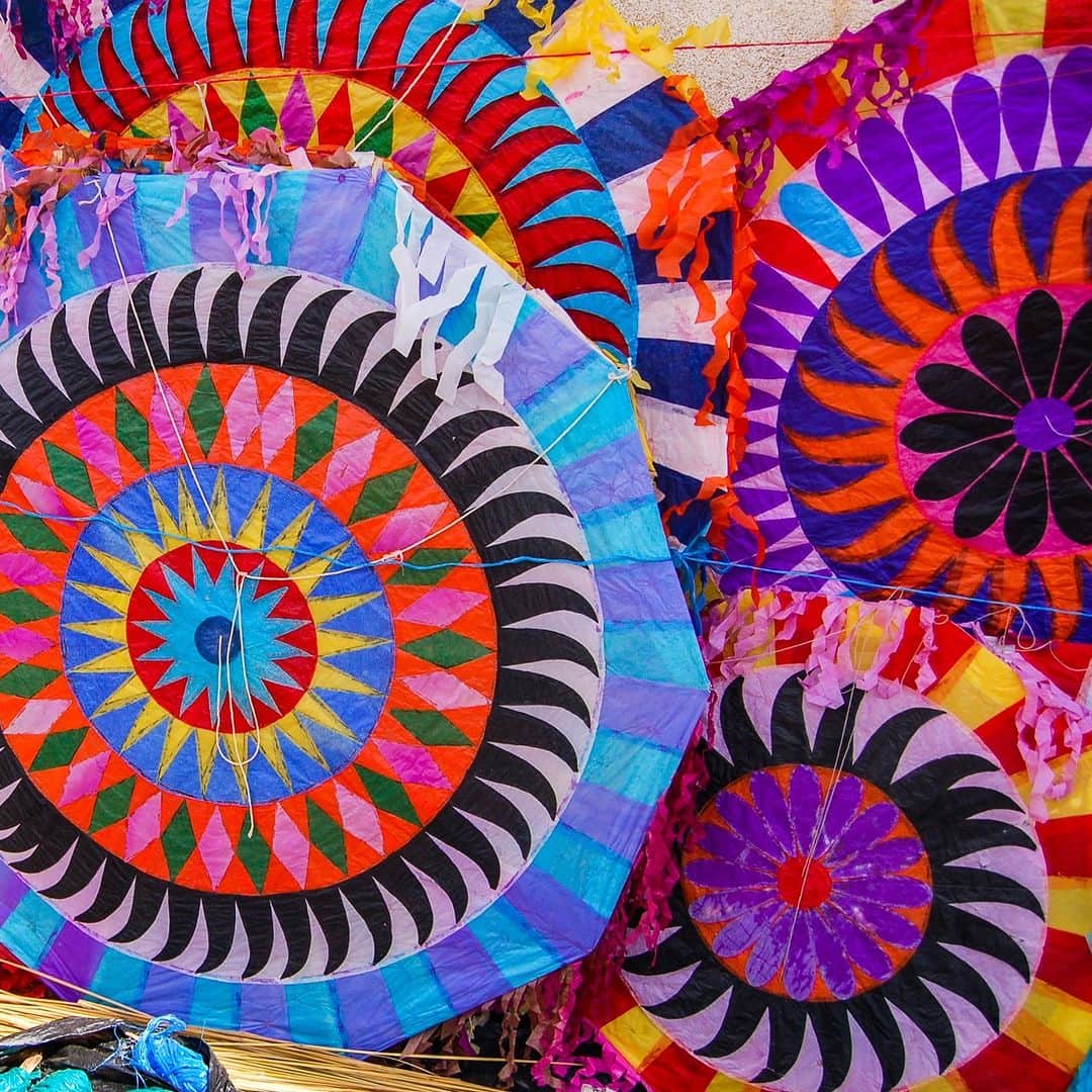 Discoveryさんのインスタグラム写真 - (DiscoveryInstagram)「Full of color AND meaning. 🪁👀  In #Guatemala, enormous handmade kites take to the sky for the Barriletes Gigantes (giant kites) festival on November 1st. While the festival celebrates All Saints Day, a Christian holiday, the tradition of flying kites to honor the dead dates back to the Maya civilization in Guatemala!   #BarriletesGigantes #AllSaintsDay #HolidaysOfTheDead」10月18日 22時02分 - discovery