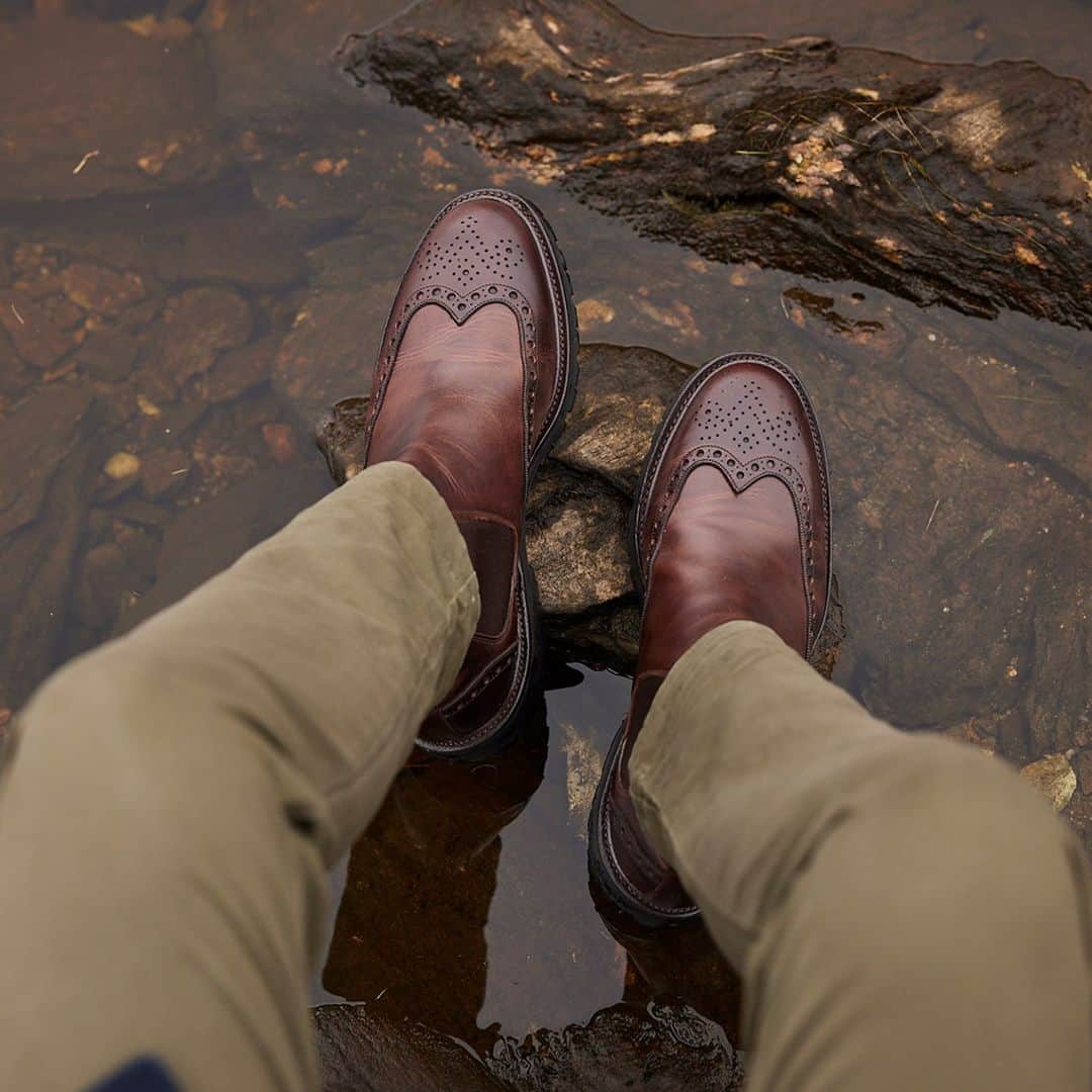 クロケット&ジョーンズのインスタグラム：「Hurricane Hide is a ‘pull-up’ or ‘oily pull-up’ leather. Dyed and tanned with oils, impregnating the entirety of the hide, a concoction that not only produce a highly water-resistant material, it also create its classic ‘pull-up’ characteristics. They can be manipulated around the leather, creating lighter and darker areas and thus bringing out its naturally casual appearance.  . #crockettandjones #madetobeworn #aw23」