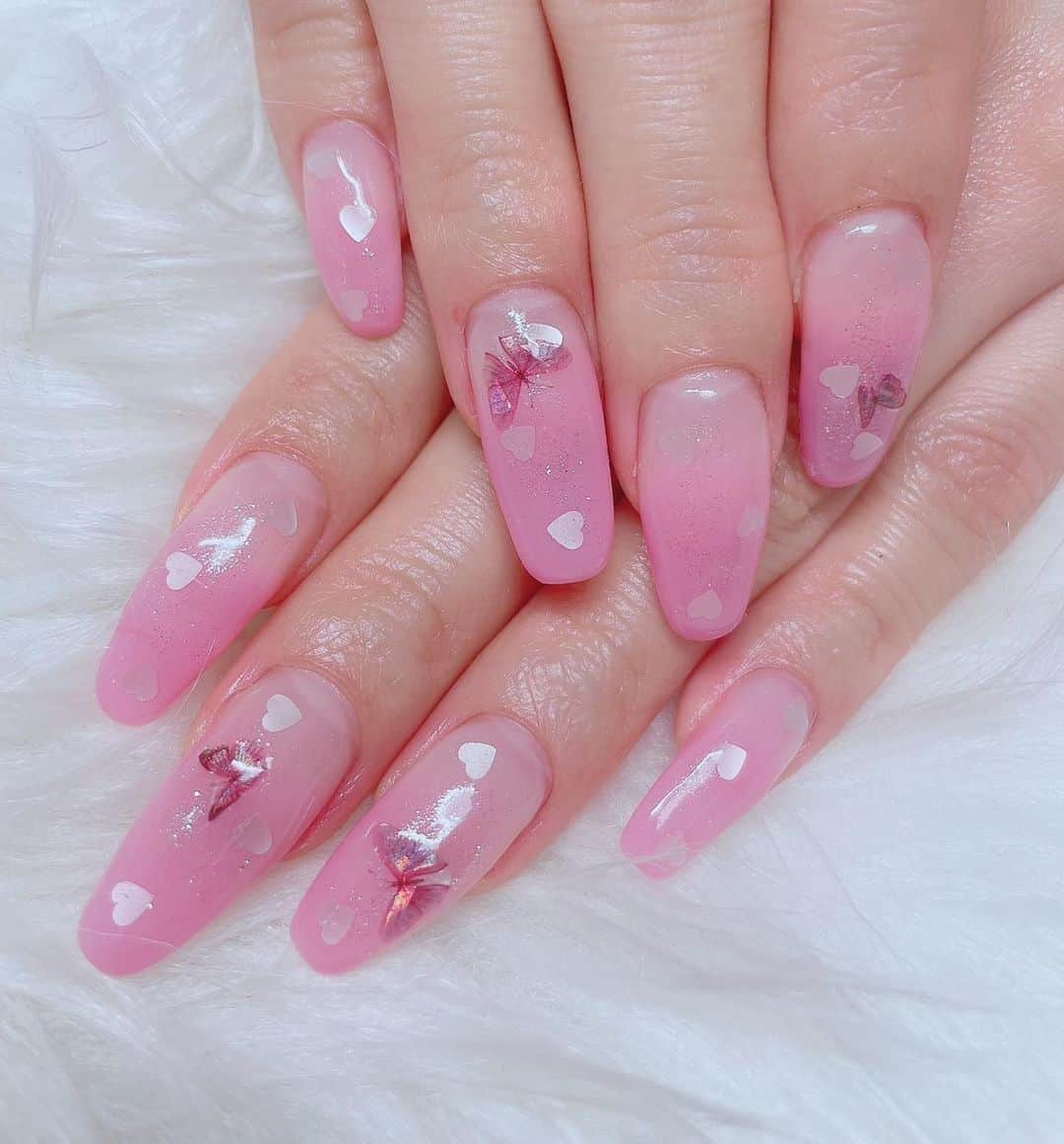 澤田美晴さんのインスタグラム写真 - (澤田美晴Instagram)「🩷NEW NAIL🩷  ちゅるりんうるうる🤍🦋🫧 シンプル可愛い🦋🩵🩵🩵　  久しぶりにキティちゃんがいない😿！笑 でもこの透明感あってラブリーファビュラスな感じがたまらない！🩷  毎回毎回お気に入りのネイルになるさあちゃん(@saa0526nail )の魔法はすごい🪄⭐︎ 今回もありがとう〜😿🩷🩷🩷」10月18日 22時03分 - sawadamiharu7