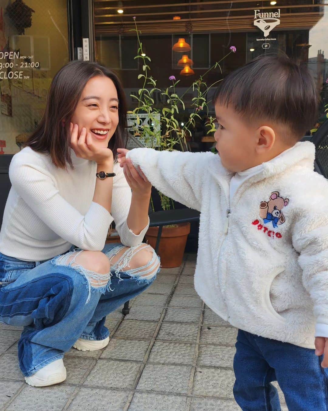のインスタグラム：「한시도 가만히 있지 않는 시우랑 사진 찍기 힘들지만.. 이 정도면 땡큐지😅 너 때문에 하루가 정말 빠르게 지나간다. #매일이다른너 @shin_siwoo 👼🍼」