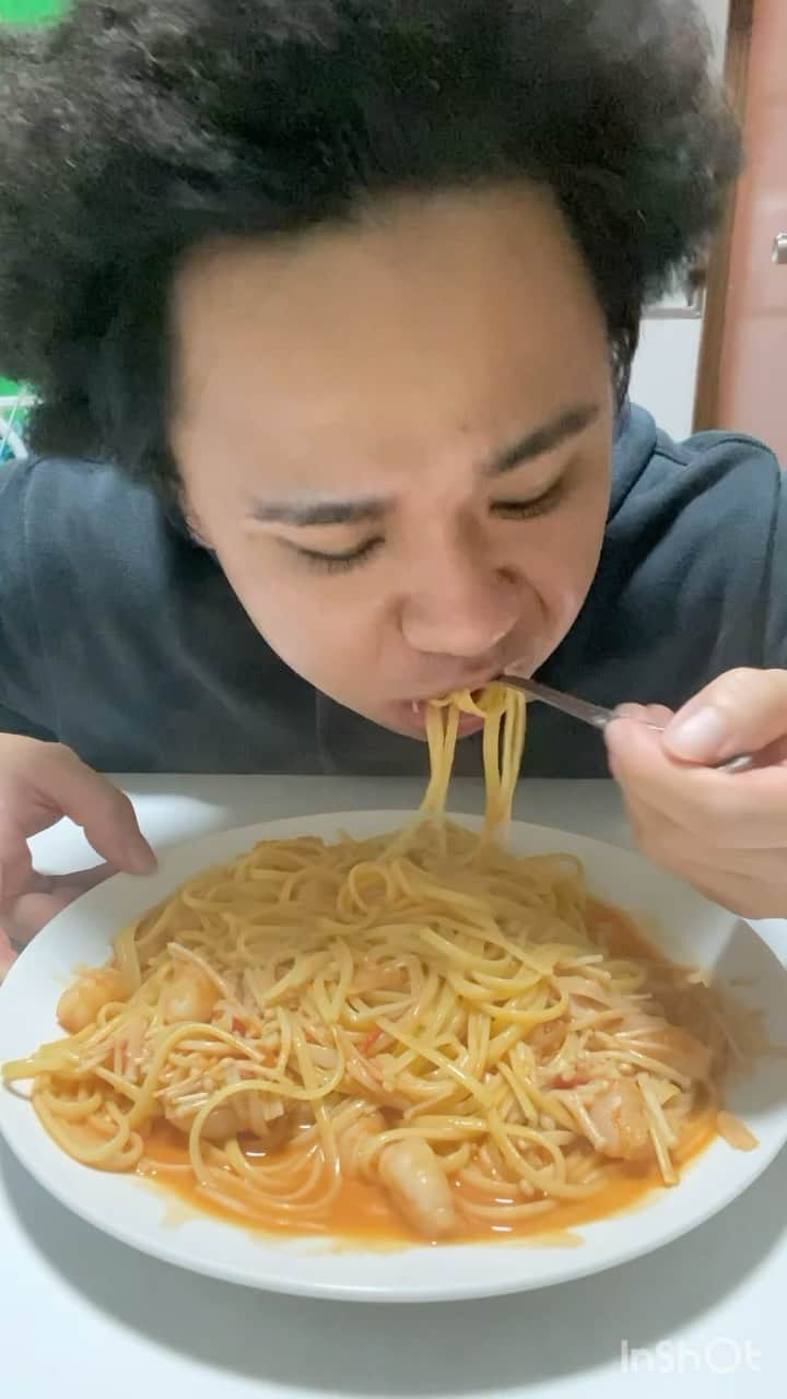 藤本秀星のインスタグラム：「エビとトマトのクリームパスタ風を食べるだけの動画  #パスタ #エビ #トマト #自炊 #自炊男子」