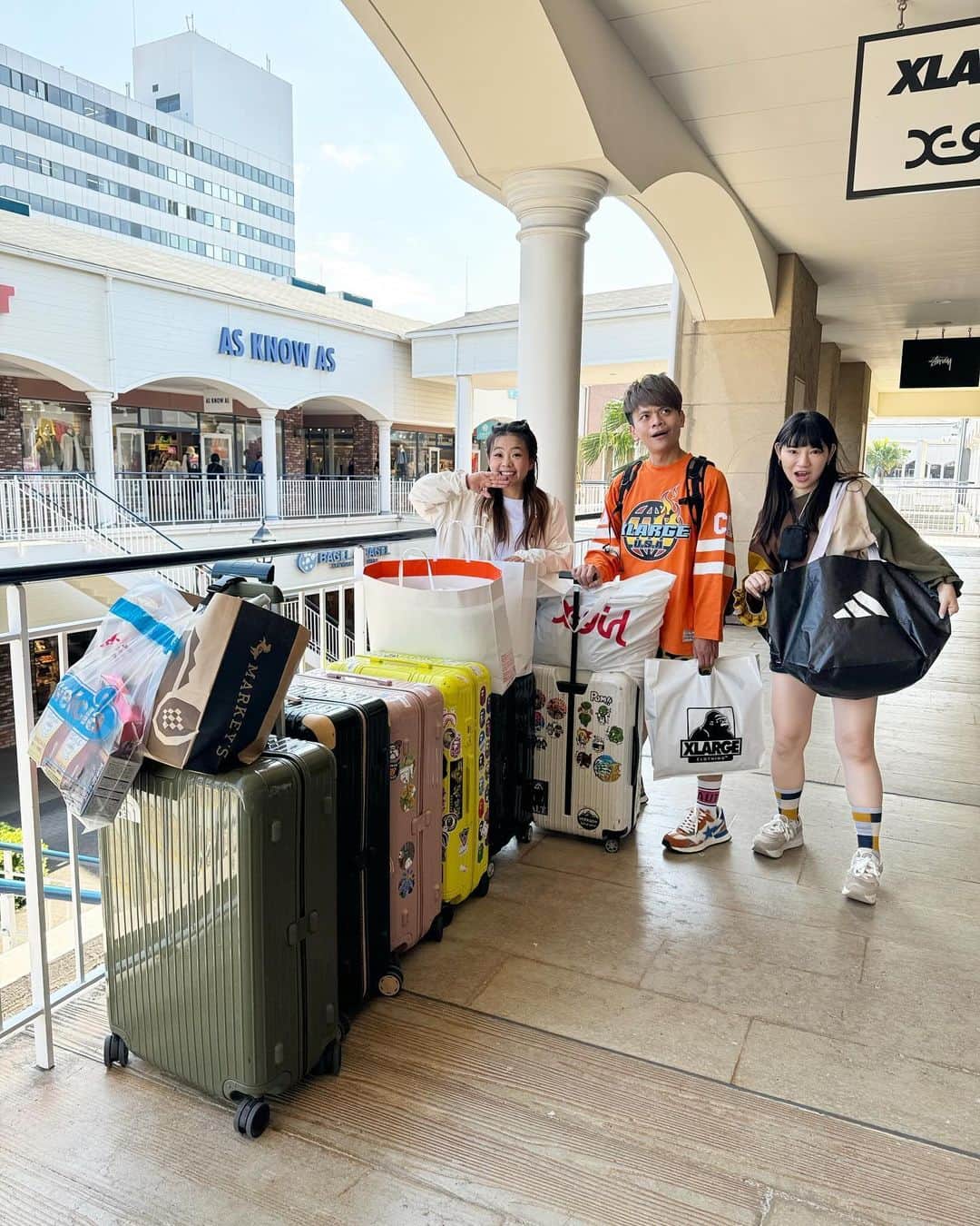 蔡阿嘎さんのインスタグラム写真 - (蔡阿嘎Instagram)「這幾個女人太狠了！只去大阪24小時而已，也可以裝滿七個行李箱回來….🤨🤨🤨」10月18日 22時09分 - yga0721