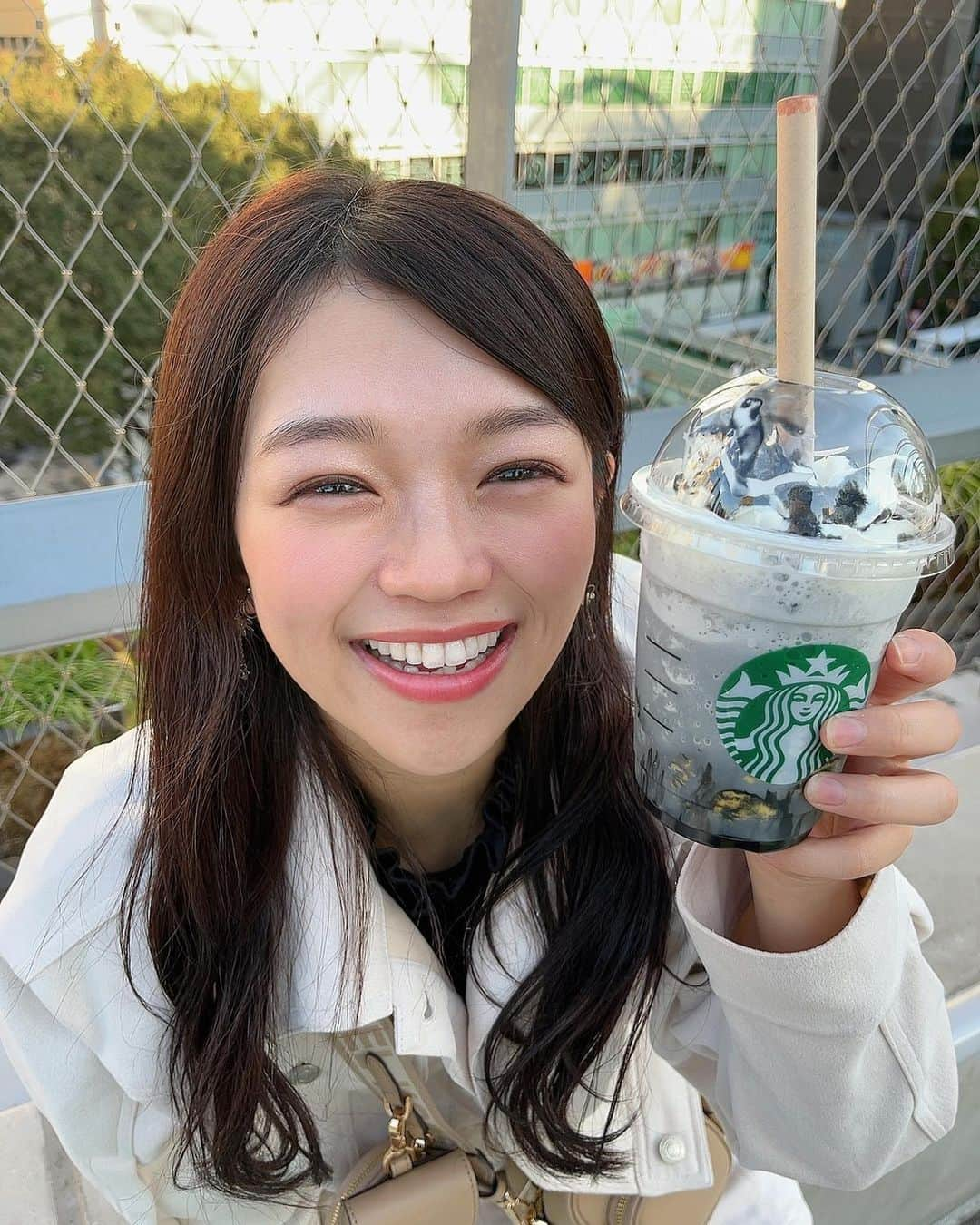 岡村茉奈さんのインスタグラム写真 - (岡村茉奈Instagram)「. スタバの新作飲んだかな？？🤒🩶  なんか投票機能できてる…。。。笑  CSファイナルステージいよいよ始まったね✨ バファローズの盛り上がりも嬉しいです❕  #スタバ #starbucks #スターバックス #スタバ新作 #フラペチーノ #スターバックスコーヒー #boooooフラペチーノ #starbuckscoffee #新作 #美味しい #스타벅스 #coffee #期間限定 #スタバ好き #cafe #ハロウィン #starbucksjapan #starbacks#follw#followme」10月18日 22時12分 - mana_0906__