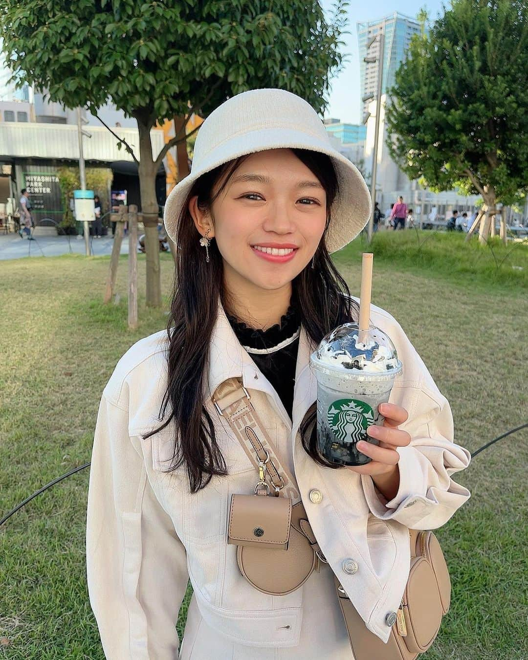 岡村茉奈さんのインスタグラム写真 - (岡村茉奈Instagram)「. スタバの新作飲んだかな？？🤒🩶  なんか投票機能できてる…。。。笑  CSファイナルステージいよいよ始まったね✨ バファローズの盛り上がりも嬉しいです❕  #スタバ #starbucks #スターバックス #スタバ新作 #フラペチーノ #スターバックスコーヒー #boooooフラペチーノ #starbuckscoffee #新作 #美味しい #스타벅스 #coffee #期間限定 #スタバ好き #cafe #ハロウィン #starbucksjapan #starbacks#follw#followme」10月18日 22時12分 - mana_0906__