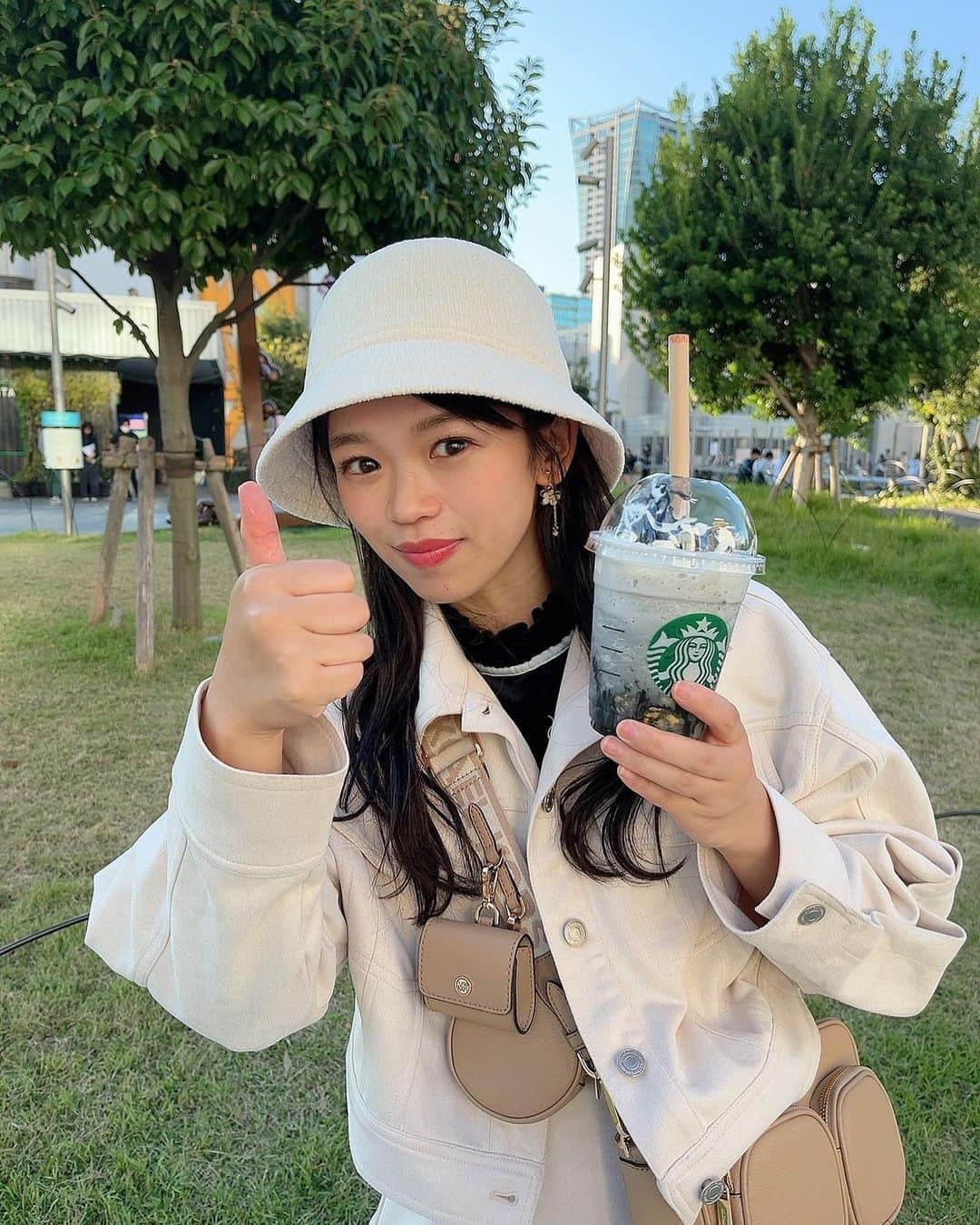 岡村茉奈さんのインスタグラム写真 - (岡村茉奈Instagram)「. スタバの新作飲んだかな？？🤒🩶  なんか投票機能できてる…。。。笑  CSファイナルステージいよいよ始まったね✨ バファローズの盛り上がりも嬉しいです❕  #スタバ #starbucks #スターバックス #スタバ新作 #フラペチーノ #スターバックスコーヒー #boooooフラペチーノ #starbuckscoffee #新作 #美味しい #스타벅스 #coffee #期間限定 #スタバ好き #cafe #ハロウィン #starbucksjapan #starbacks#follw#followme」10月18日 22時12分 - mana_0906__