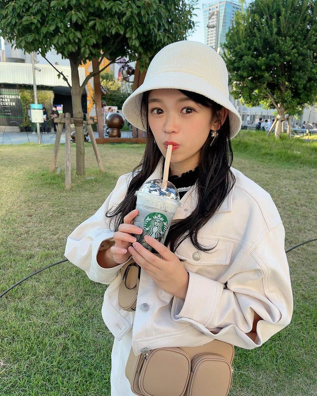 岡村茉奈さんのインスタグラム写真 - (岡村茉奈Instagram)「. スタバの新作飲んだかな？？🤒🩶  なんか投票機能できてる…。。。笑  CSファイナルステージいよいよ始まったね✨ バファローズの盛り上がりも嬉しいです❕  #スタバ #starbucks #スターバックス #スタバ新作 #フラペチーノ #スターバックスコーヒー #boooooフラペチーノ #starbuckscoffee #新作 #美味しい #스타벅스 #coffee #期間限定 #スタバ好き #cafe #ハロウィン #starbucksjapan #starbacks#follw#followme」10月18日 22時12分 - mana_0906__