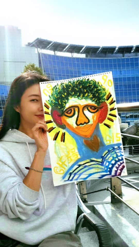 ハン・ウンソンのインスタグラム：「#낙서위의그림   용산아이파크몰 가든 너무 좋더라 야외 드로잉하기 너무너무 딱좋아   추워지기 전에 몇번 더 가고 싶은곳  매탄고등학교 마음초상화 수업때 낙서했던 인물  몇달만에 다시 꺼내서 디테일 그려봅니다  시간이 흐르고 보면 이게 내가 그린게 맞나...싶은 마음 그림 그리는 사람도 듭니다 🙃  어느덧 내일이면 #포항국제아트페어 오픈입니다  직접 가보진 못하지만 참여하게 되어 기쁩니다!  #작가 #일상 #기록 #그림 #낙서교감 #영감 #셀스타그램 #artlife #lifestyle #artlovers #doodle #doodleart #inspiration」