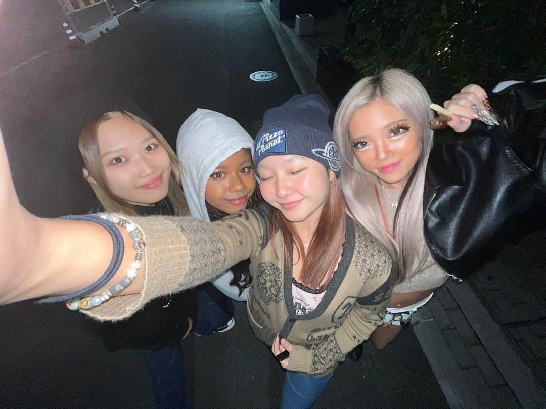 ちみれなのインスタグラム：「卒業して3年経っても定期的に会って一生しゃべって喧嘩してってできる友達がいるのが人生の財産🫶🏾 #人間の本質見てこ #クズばっか好きになって泣かされてたのがやっとみんな愛される女になったねって話してたばっかなのにあれ #好きな人と絶対付き合えるセリフ講座 #食べられない1本のポテトに全力でお金かけてる時大人になった気がした」