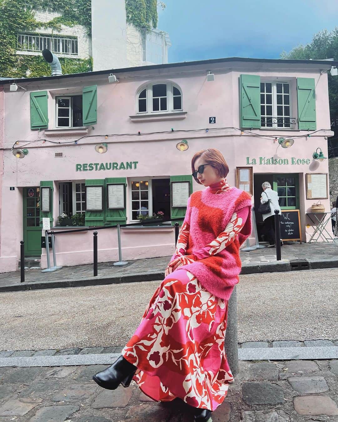 Julia Castroさんのインスタグラム写真 - (Julia CastroInstagram)「パリではピンクが着たい気分でピンクのお洋服多めでした🩷 この日は全身、大好きなmarimekkoのお洋服💐  いつもチャレンジしにくいお洋服にもチャレンジできちゃうのが海外マジック🪄 特にこのスタイリングはお気に入りだから沢山写真撮っちゃった📷♡ . @marimekkojapan  #pari #france #Montmartre #lamaisonrose  #emilyinparis  #marrimekko  #airfrance #フランス #パリ #モンマルトル #julifashion」10月18日 22時13分 - julia.c.0209