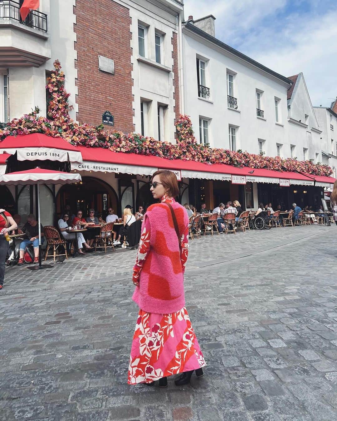 Julia Castroのインスタグラム：「パリではピンクが着たい気分でピンクのお洋服多めでした🩷 この日は全身、大好きなmarimekkoのお洋服💐  いつもチャレンジしにくいお洋服にもチャレンジできちゃうのが海外マジック🪄 特にこのスタイリングはお気に入りだから沢山写真撮っちゃった📷♡ . @marimekkojapan  #pari #france #Montmartre #lamaisonrose  #emilyinparis  #marrimekko  #airfrance #フランス #パリ #モンマルトル #julifashion」