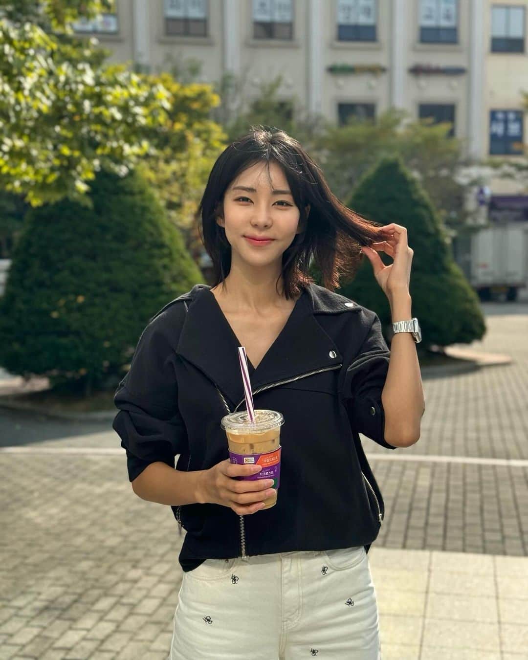 ジェギョンのインスタグラム：「15프맥 별루라고 욕했는데ㅋㅋㅋㅋ 내가그냥 똥손이었어 ㅋ 미안ㅋㅋ 역광에 도 짱이야👍🏼 앞방송이 한시간넘게 딜레이되서... 덕분에 회사1층 커피타임」