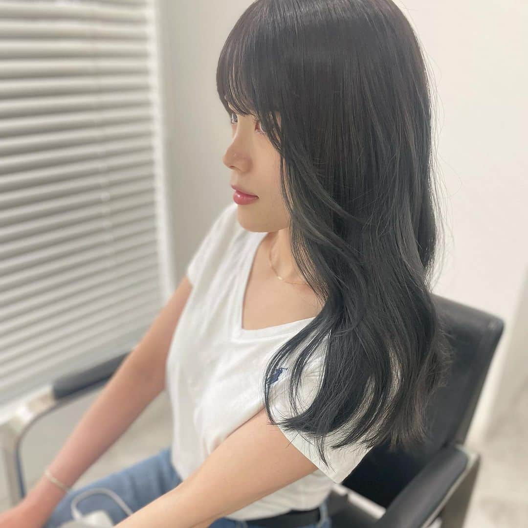 飛田彩さんのインスタグラム写真 - (飛田彩Instagram)「ブリーチなしでつくるブルーグレージュ🫐  ブルベ冬の子におすすめです🫰🏼🫰🏼  ご予約お待ちしています☆」10月18日 22時17分 - tobiayatobi