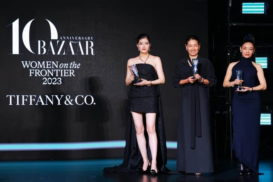 庄司夏子のインスタグラム：「Beautiful moments 😢🙏  Such a honor to be the “WOMEN on the FRONTIER “. Awards Presented by @harpersbazaarus @harpersbazaarjapan , sponsored by @tiffanyandco .  The award ceremony is organized by Harper's Bazaar, an American fashion magazine, to honor women who are at the forefront of various fields and to share their appeal with the world.  Thank you so much @yu_ogu and team @harpersbazaarjapan , @tiffanyandco for masterpieces . And @maxmara for one and only runway look dress also @masami__tanaka for perfect styling.  #HarpersBAZAAR #HarpersBAZAARjapan #BazaarJapan10 #WomenOntheFrontier #TiffanyAndCo #PR」