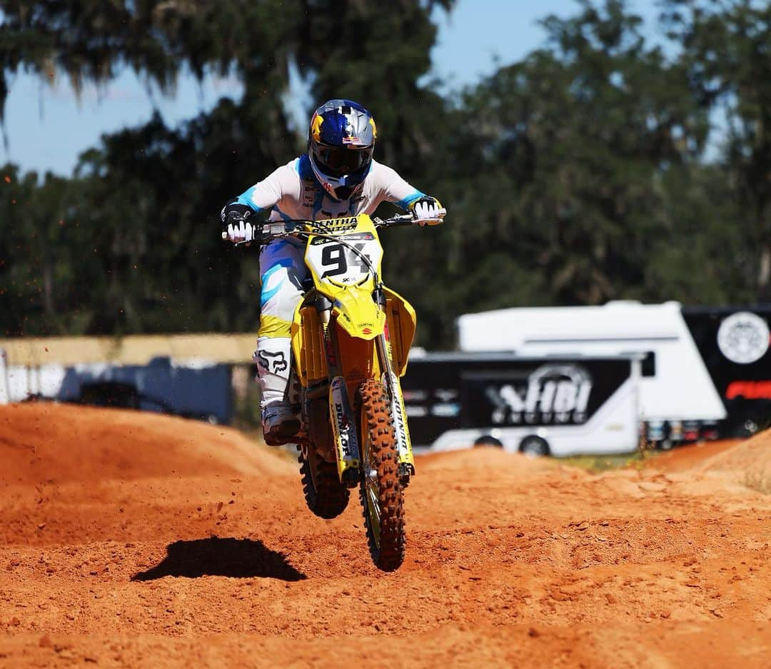 ケン・ロックゼンのインスタグラム：「I have been having so much fun being back on supercross this week. It’s been fun hitting some whoops again!  📸 @foggyllamafilms」